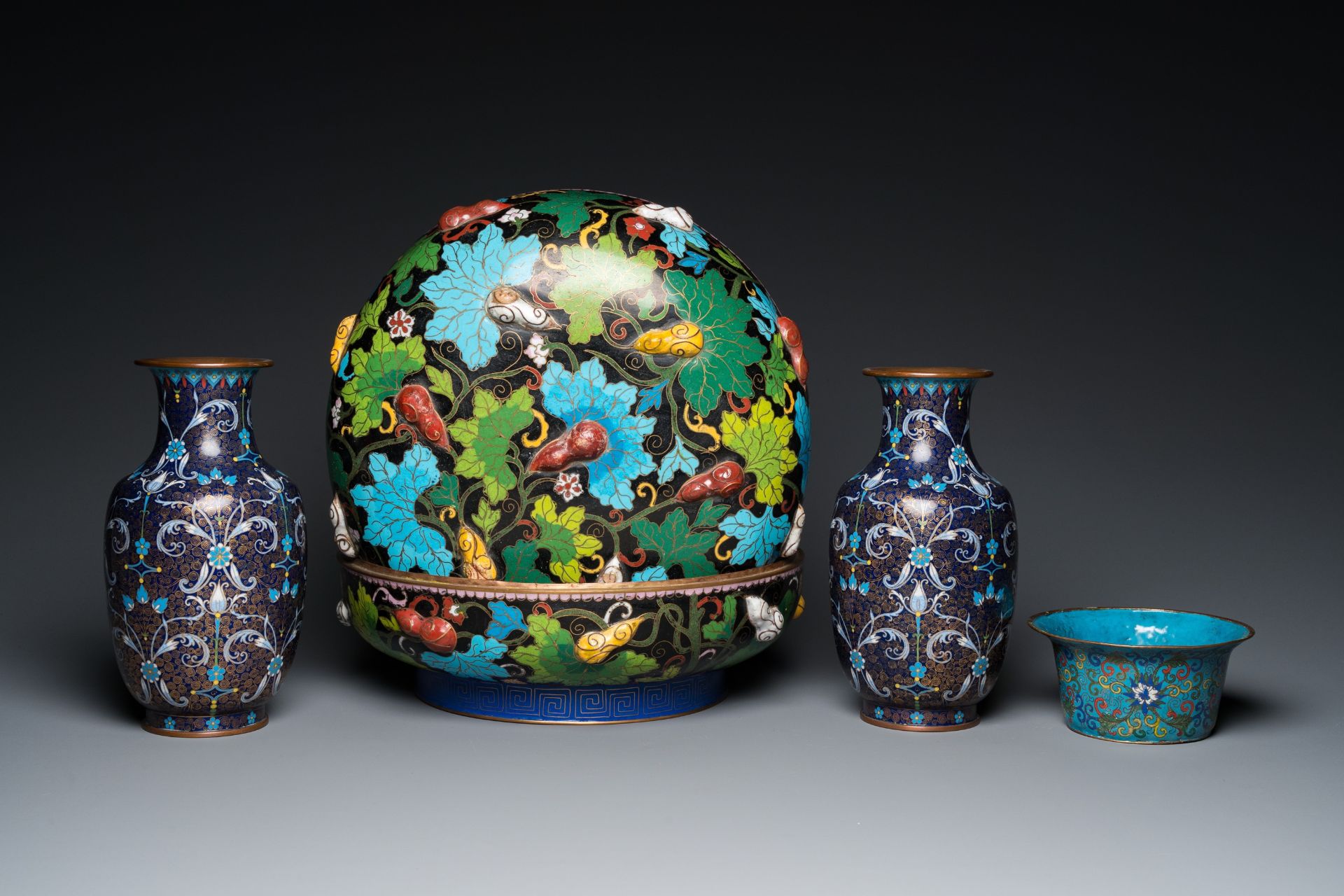 A pair of Chinese cloisonnŽ vases, a large covered box and a bowl, 19/20th C. - Image 2 of 10