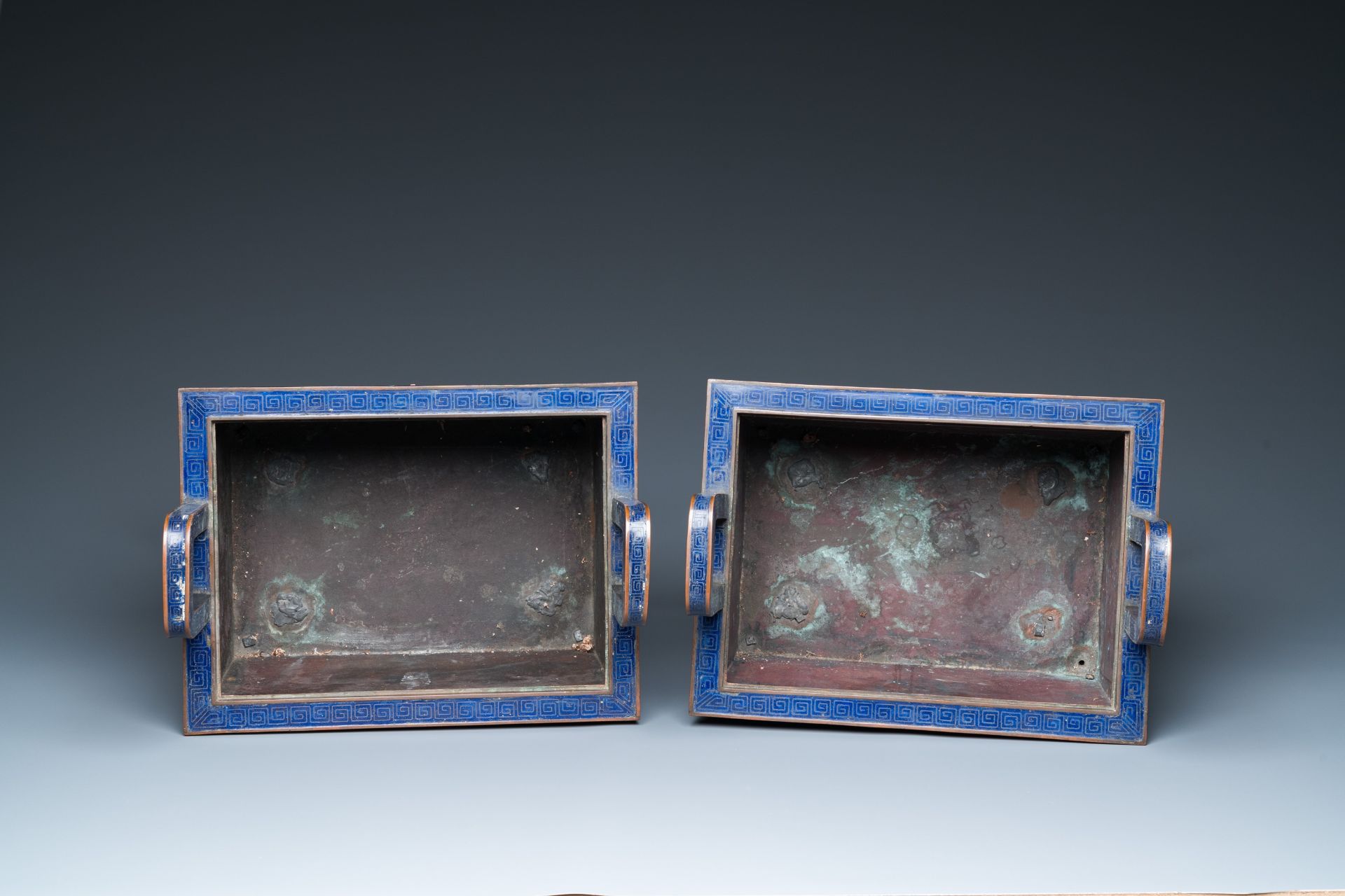 A pair of large Chinese cloisonnŽ 'fangding' censers and covers on wooden stands, 19th C. - Image 8 of 11