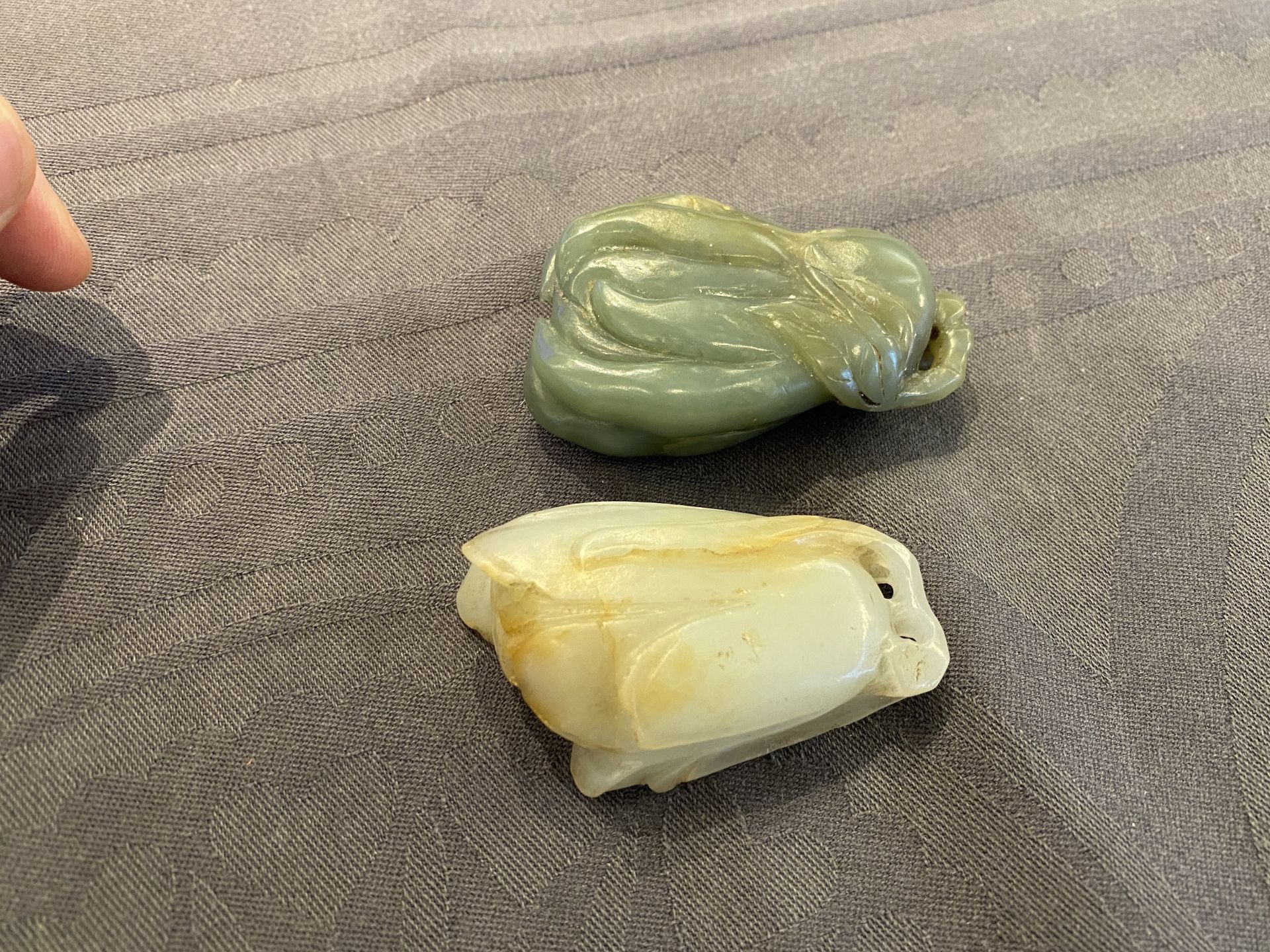 A Chinese white jade snuff bottle and a green jade 'Buddha hand' pendant, Qing - Image 7 of 21