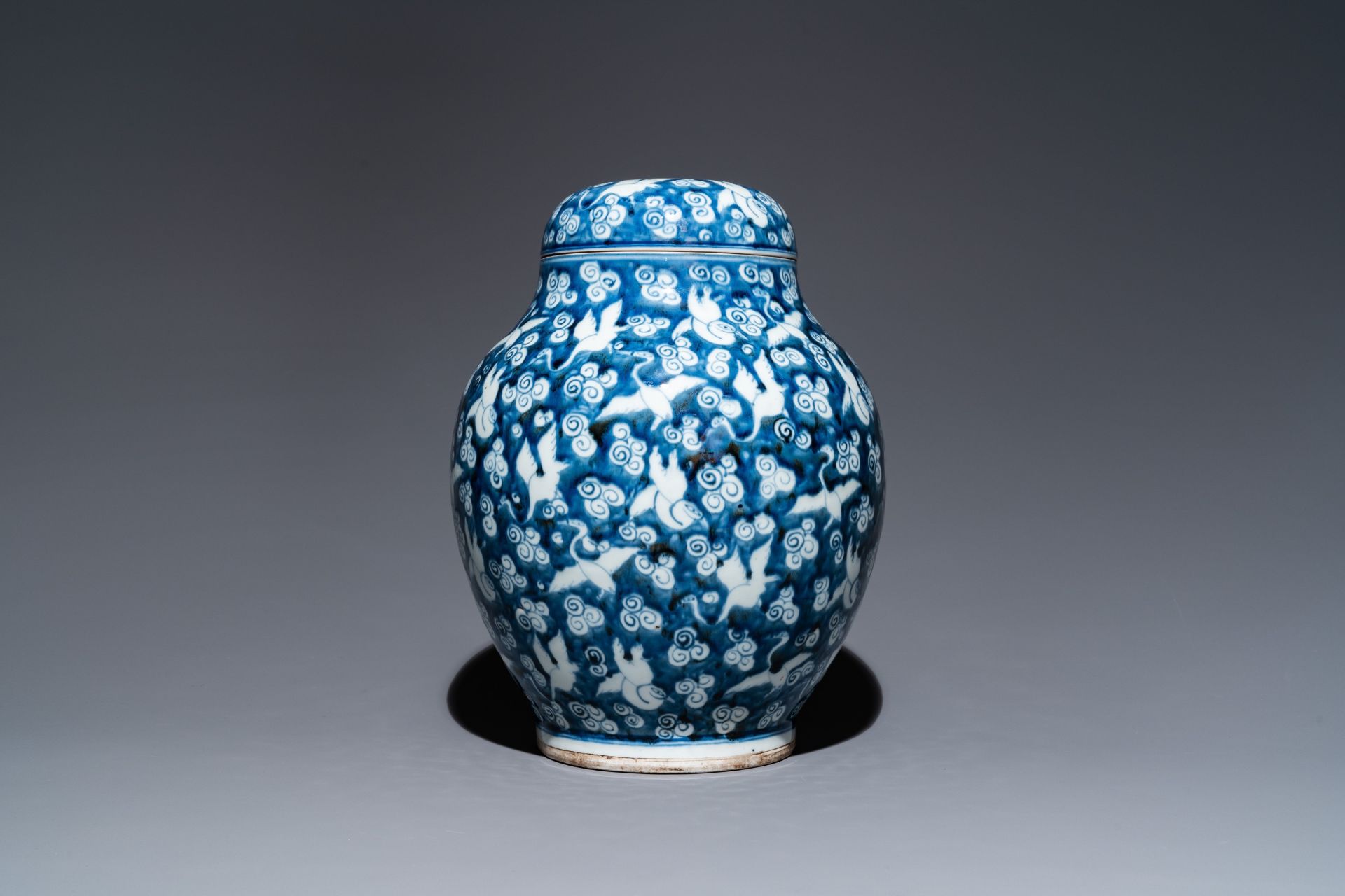 A Chinese blue and white 'cranes' jar and cover, 19/20th C. - Bild 3 aus 21