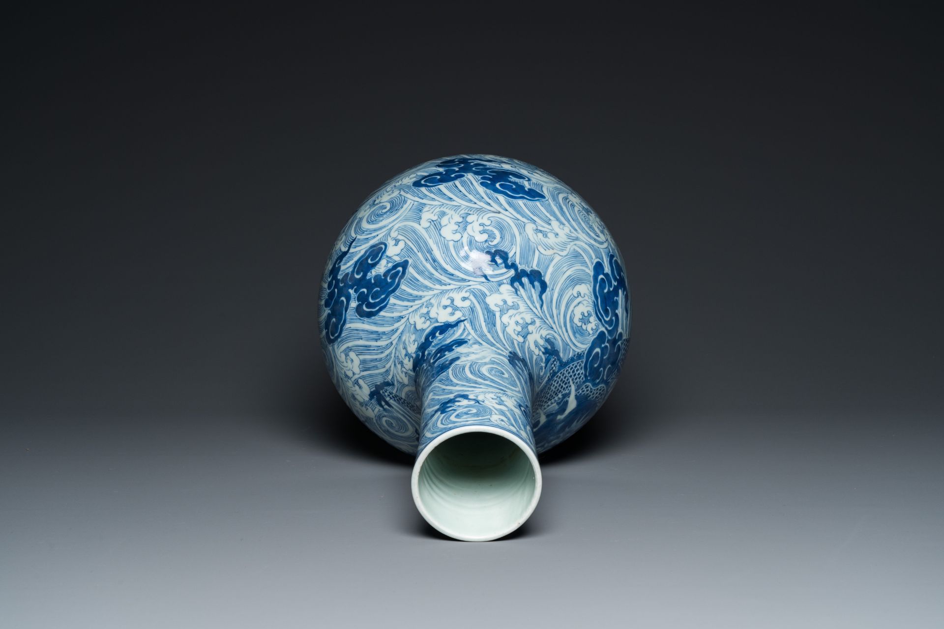 A Chinese blue and white 'dragons' bottle vase, 19th C. - Image 6 of 7