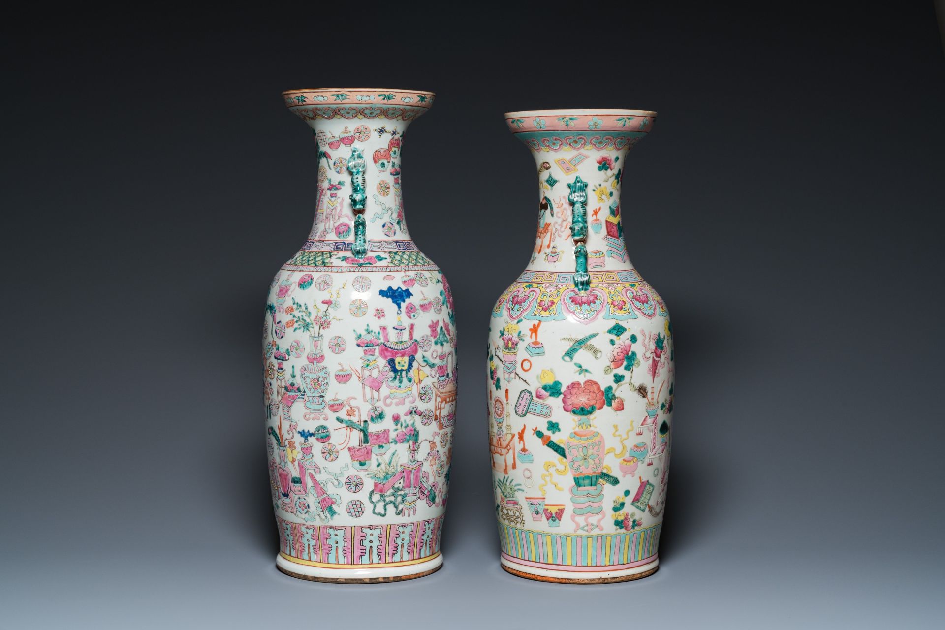 Two Chinese famille rose 'antiquities' vases, 19th C. - Bild 4 aus 6