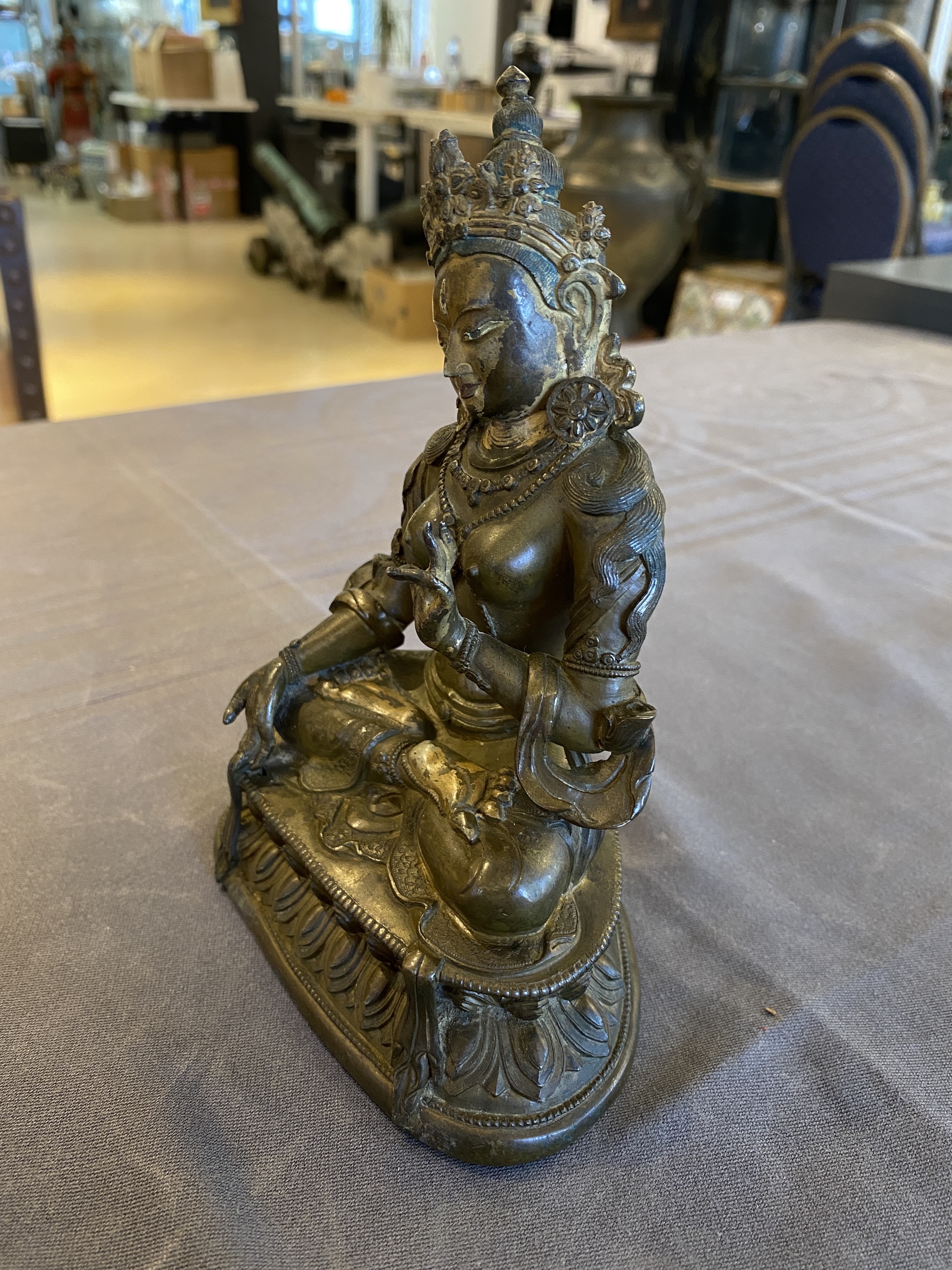 A Sino-Tibetan gilt bronze Tara, 17/18th C. - Image 12 of 25
