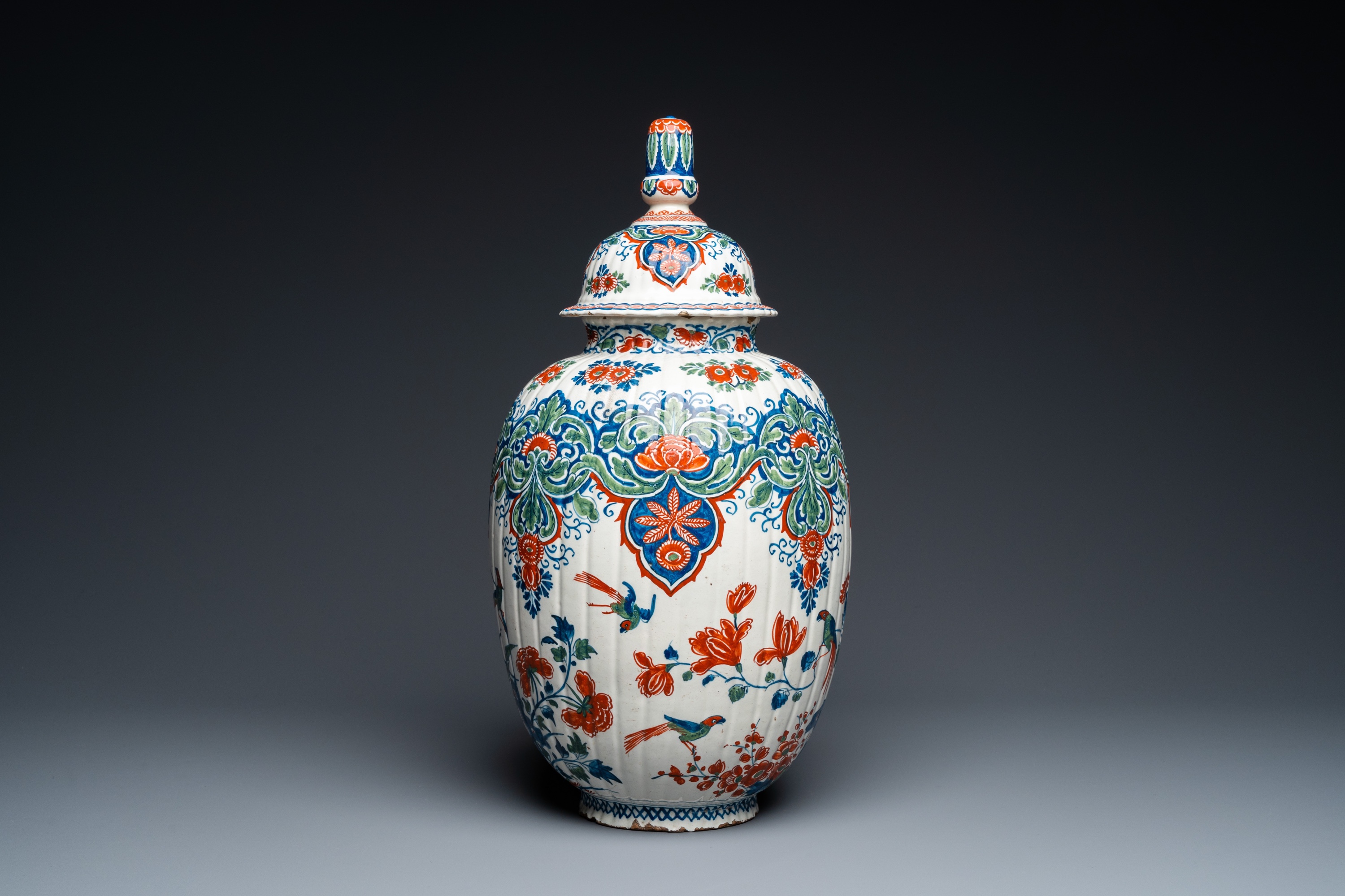 A ribbed Dutch Delft cashmere palette vase and cover, 1st quarter 18th C. - Image 2 of 6