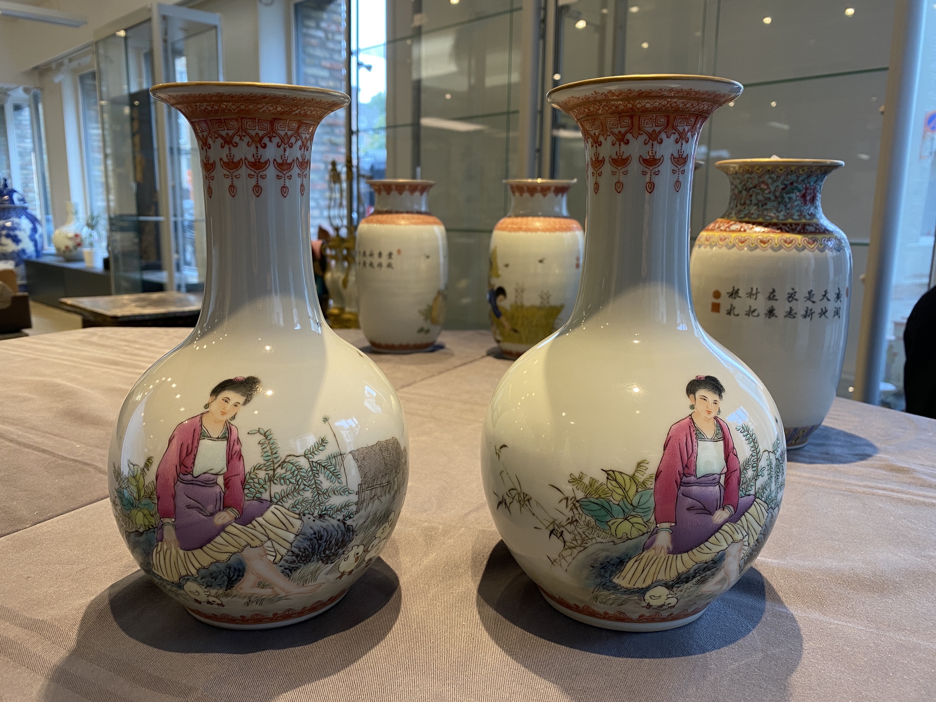 Four Chinese Cultural Revolution vases depicting farmers and children, Zhong Guo Jing De Zhen Zhi ma - Image 14 of 36
