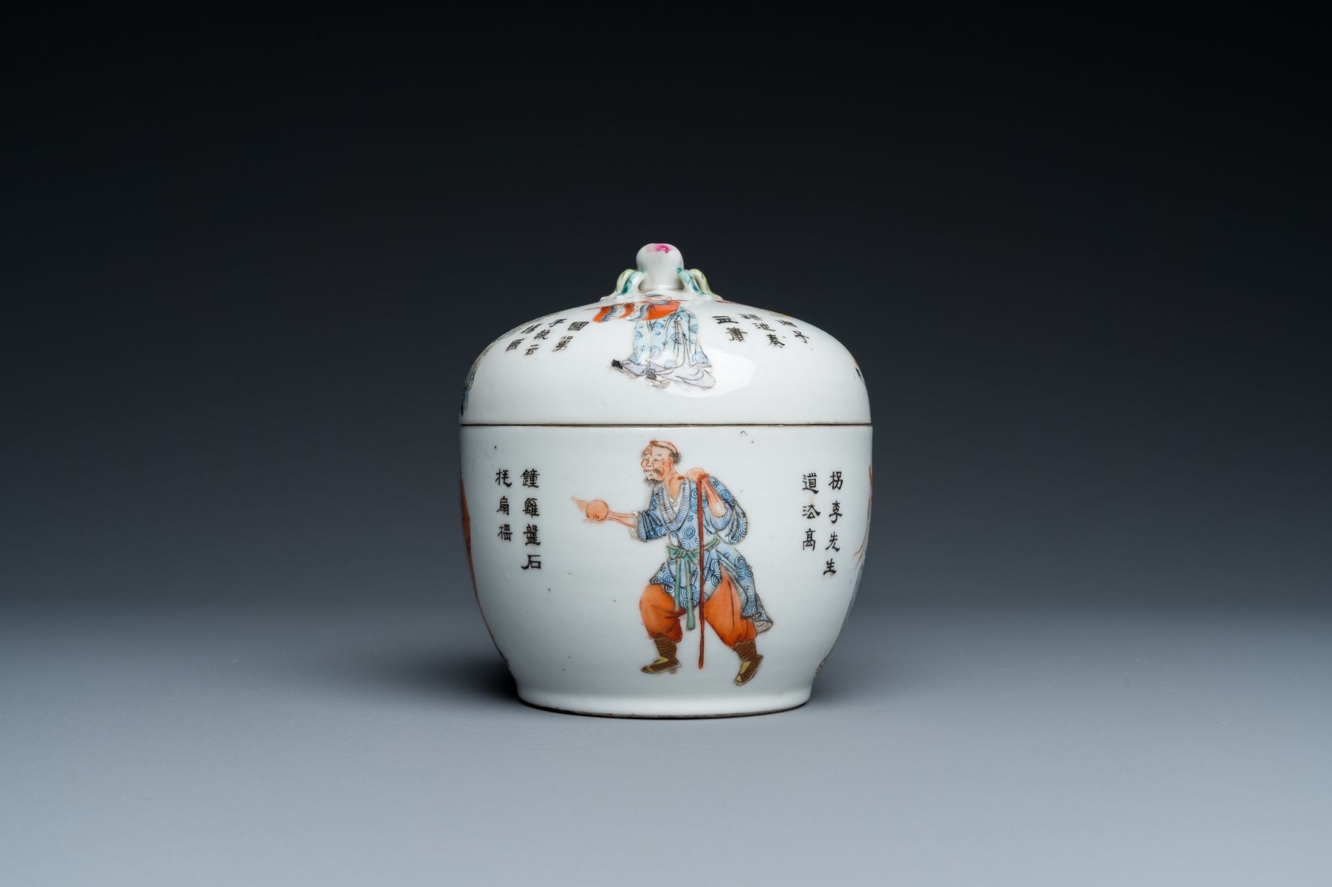 A Chinese famille rose 'Wu Shuang Pu' bowl and cover, Qianlong mark, Republic - Bild 3 aus 18