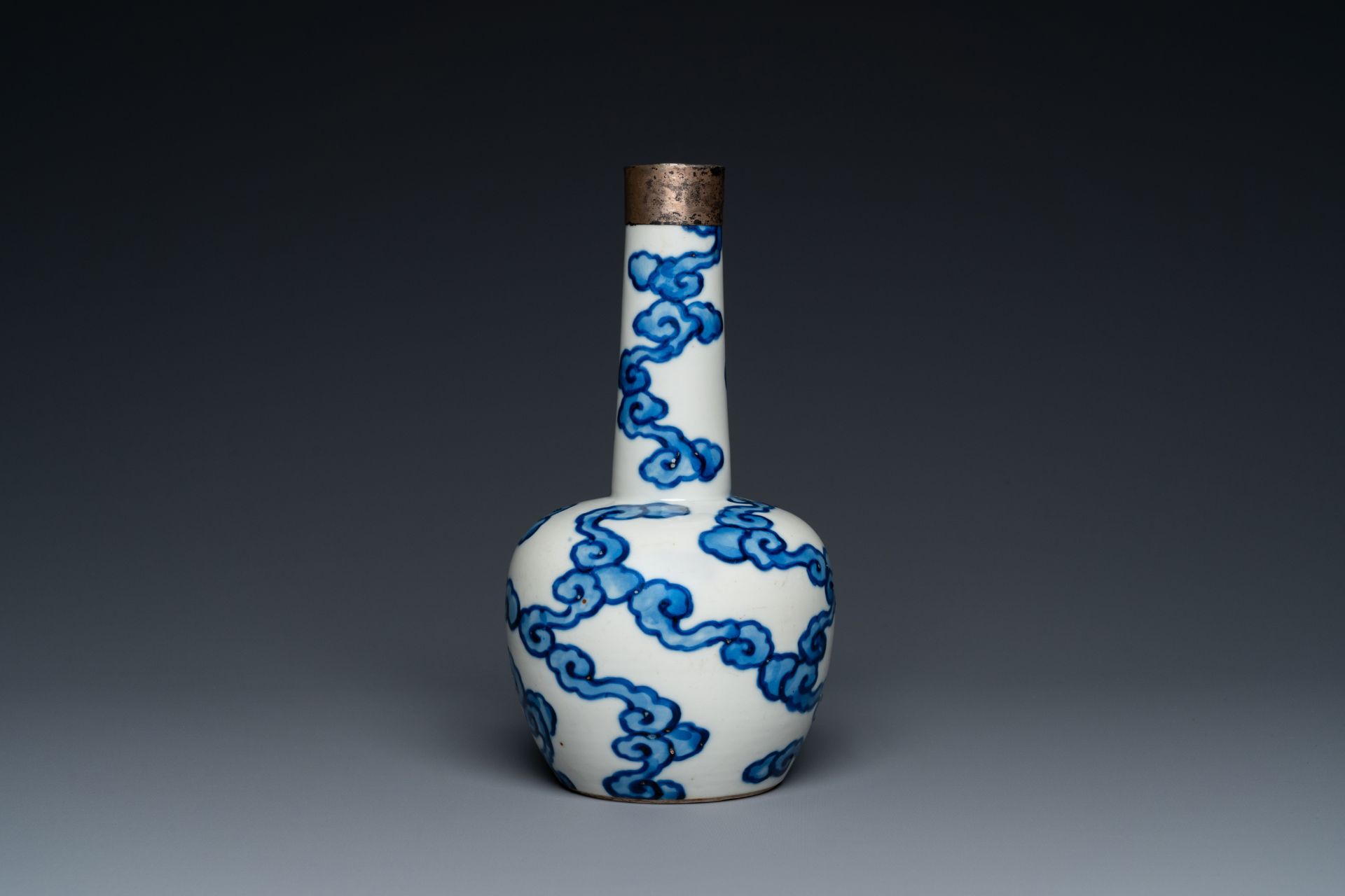 A Chinese blue and white 'Bleu de Hue' vase for the Vietnamese market, Tho mark, 18/19th C.