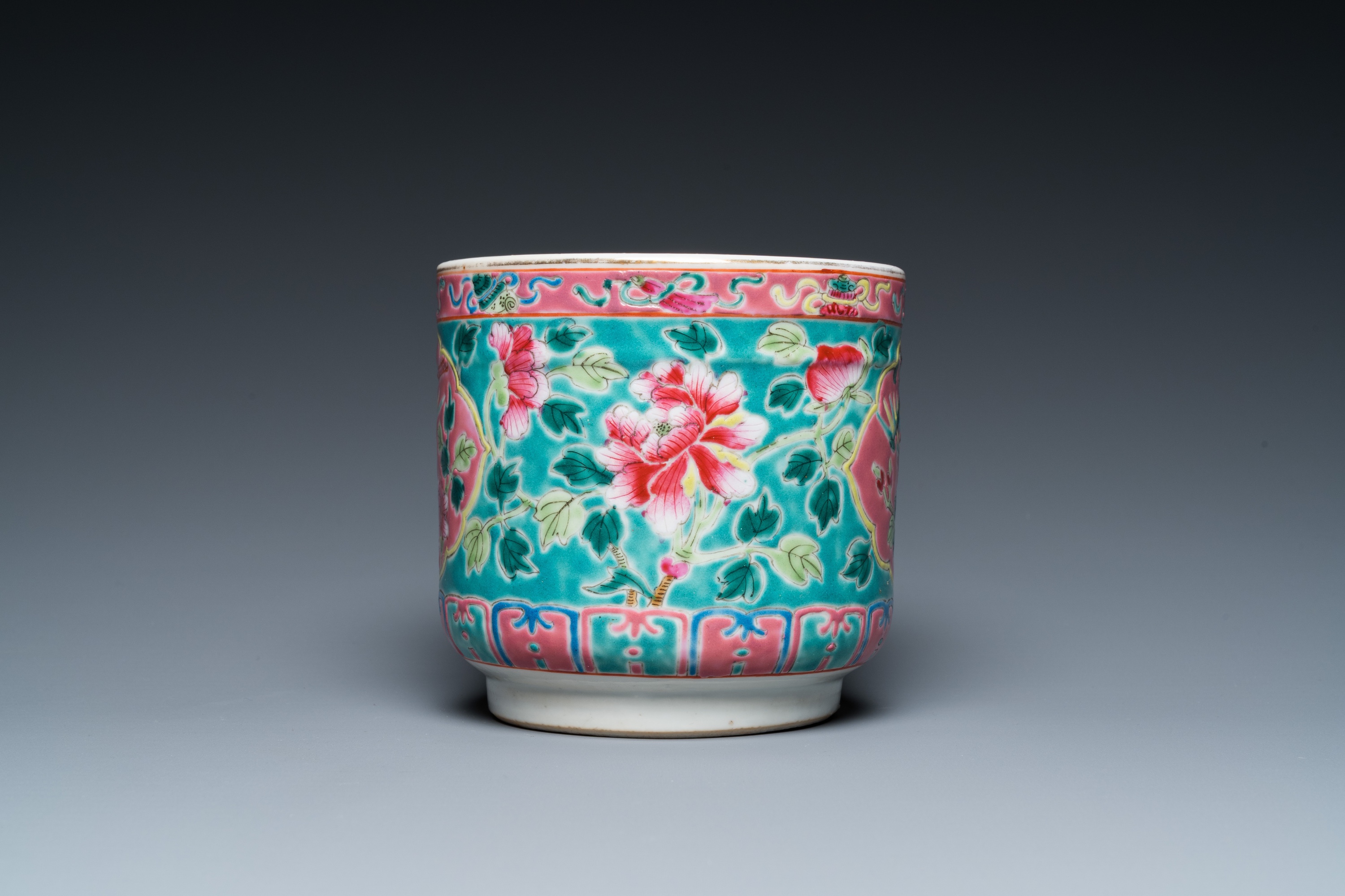 A Chinese famille rose brush pot for the Straits or Peranakan market, 19th C. - Image 5 of 7