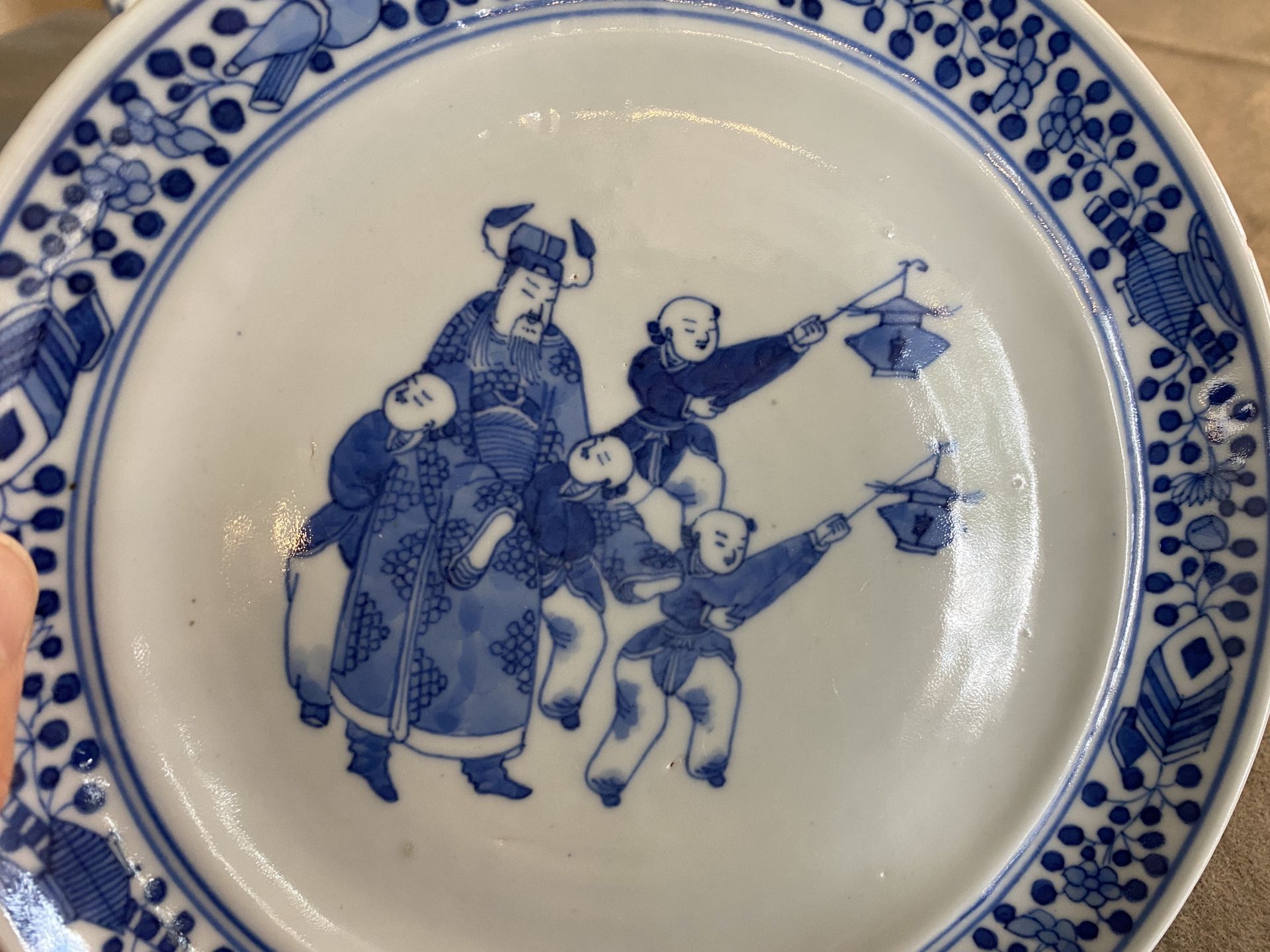 A Chinese blue and white 'Lantern festival' plate, 19th C. - Image 4 of 8