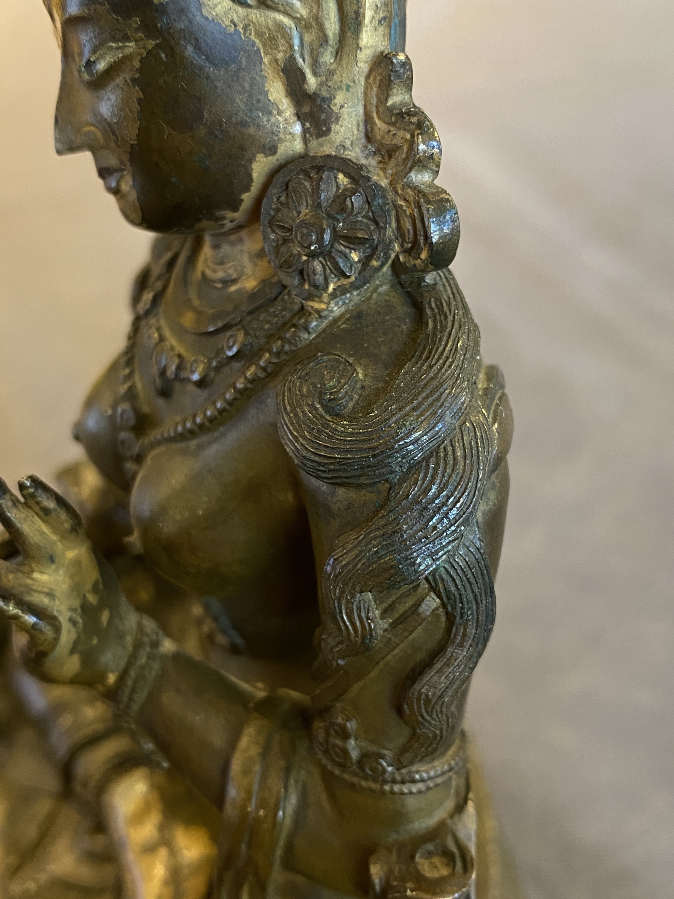 A Sino-Tibetan gilt bronze Tara, 17/18th C. - Image 18 of 25