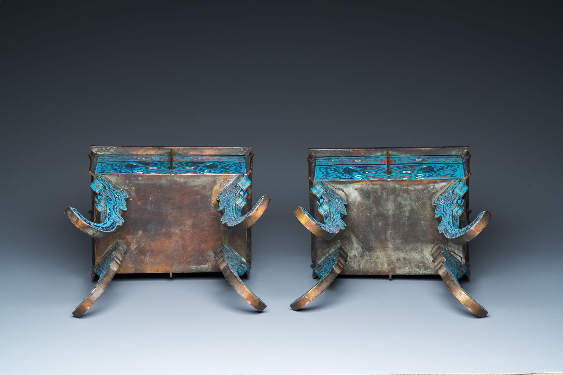 A pair of large Chinese cloisonnŽ 'fangding' censers and covers on wooden stands, 19th C. - Image 9 of 11