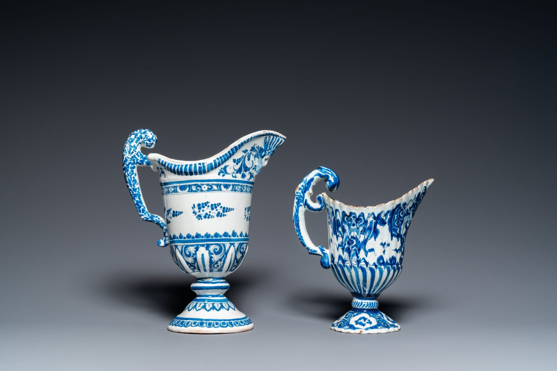 Two blue and white French faience helmet-shaped jugs, Rouen and Nevers, 18th C. - Bild 4 aus 7