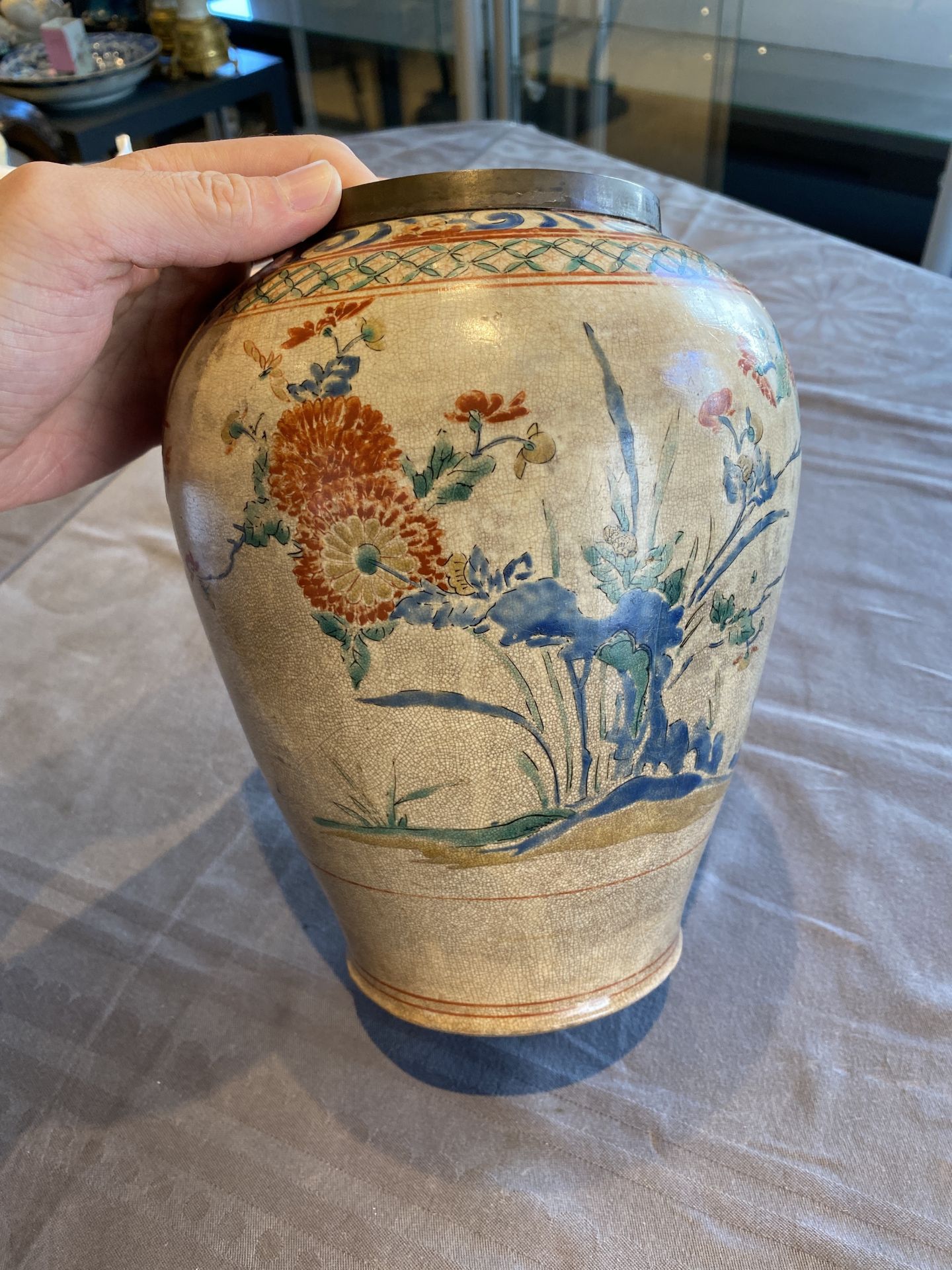 A Japanese Hizen Kakiemon-style vase with copper rim, Edo, 18th C. - Image 7 of 16