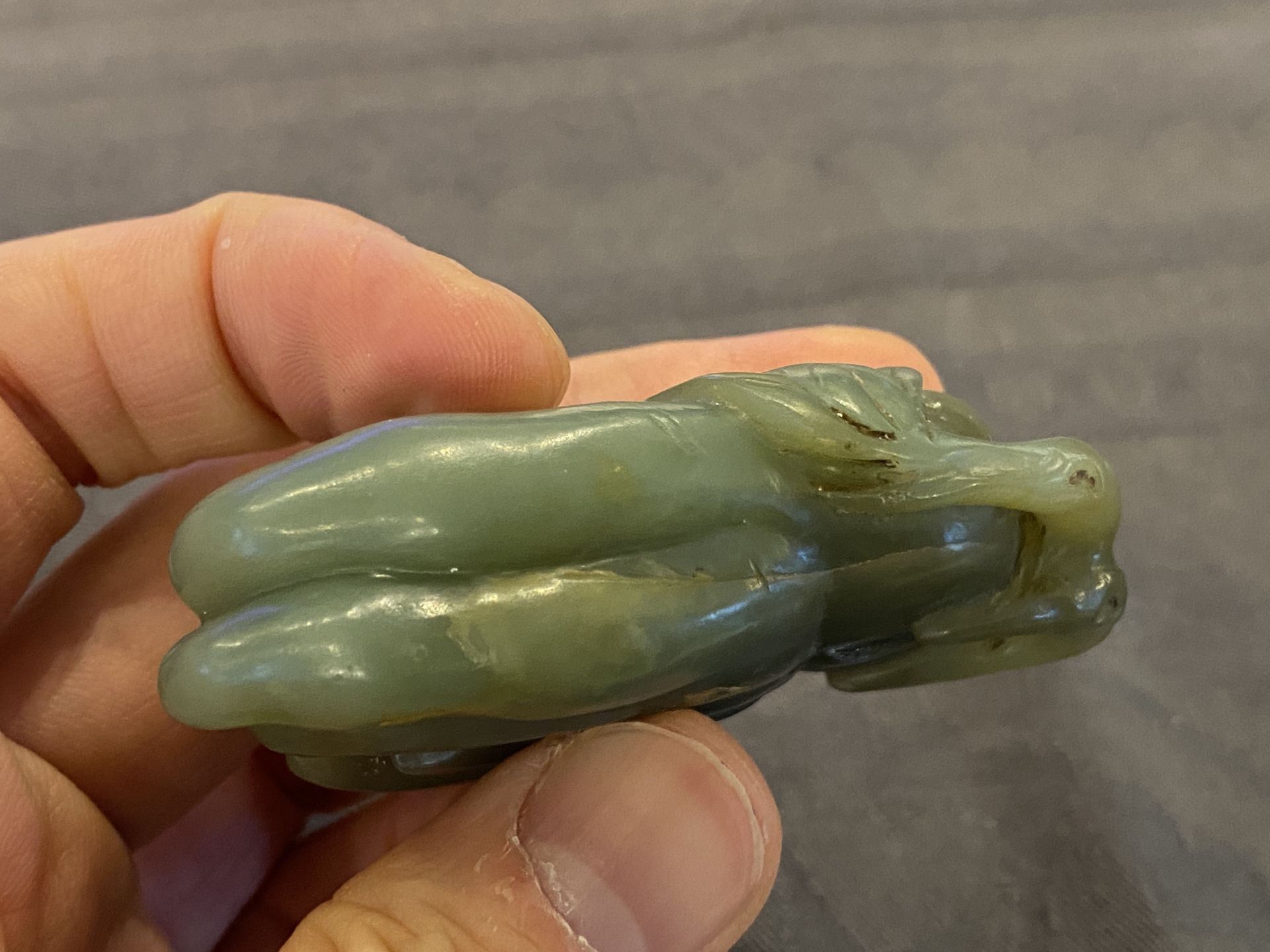 A Chinese white jade snuff bottle and a green jade 'Buddha hand' pendant, Qing - Image 16 of 21