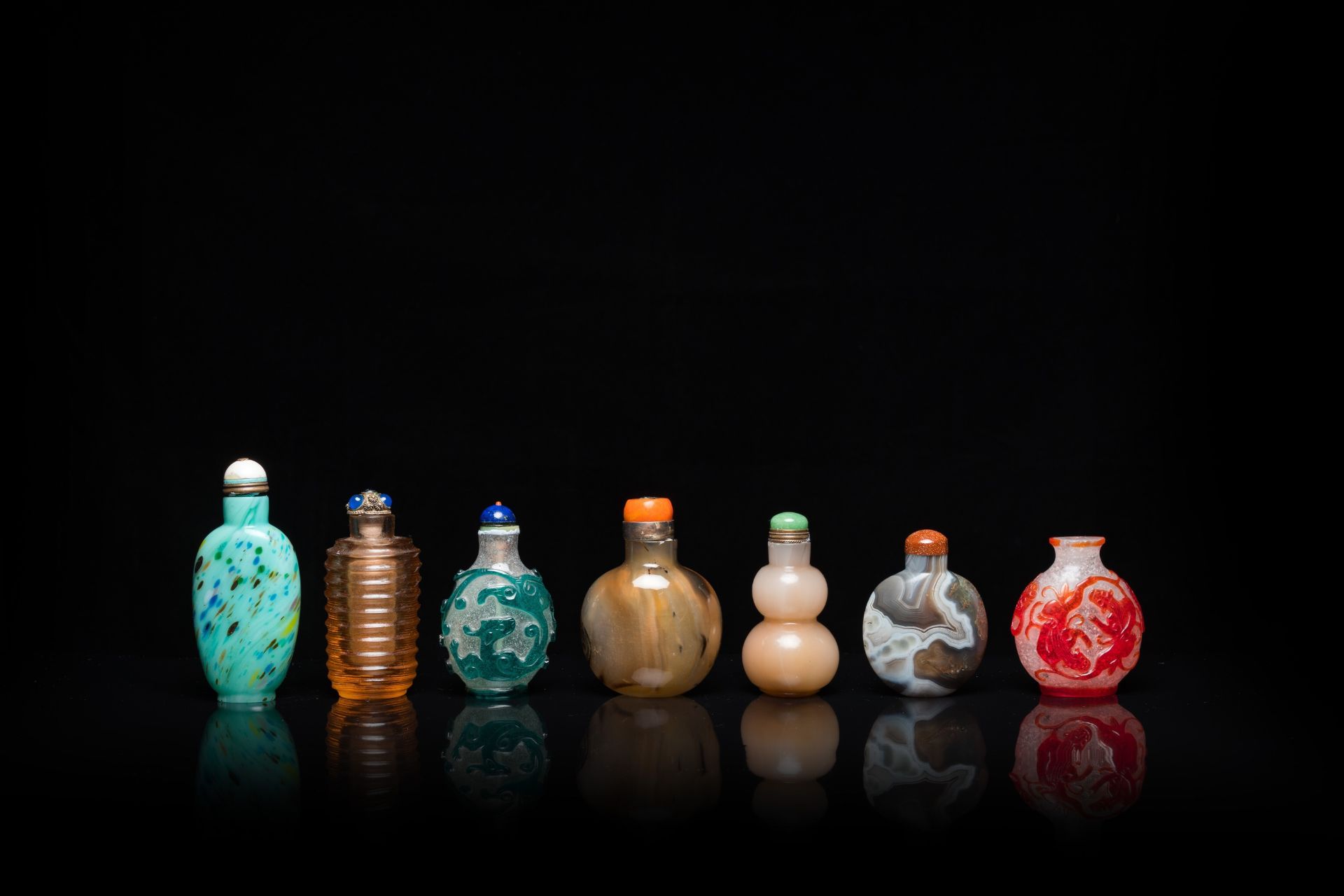 17 Chinese glass, agate and hardstone snuff bottles and a water dropper, 19/20th C. - Image 9 of 13