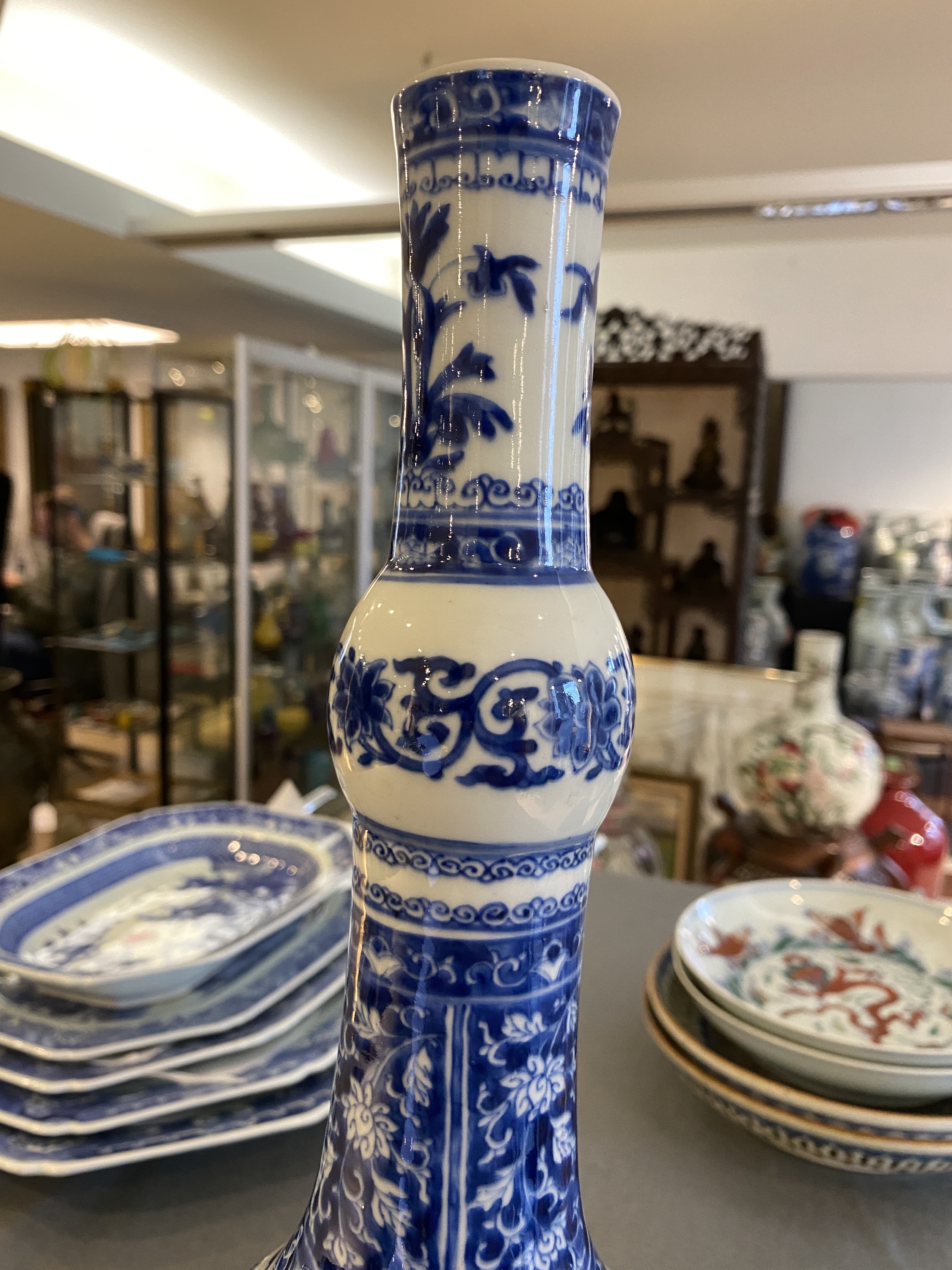 A Chinese blue and white bottle vase with floral design, Kangxi - Image 10 of 23