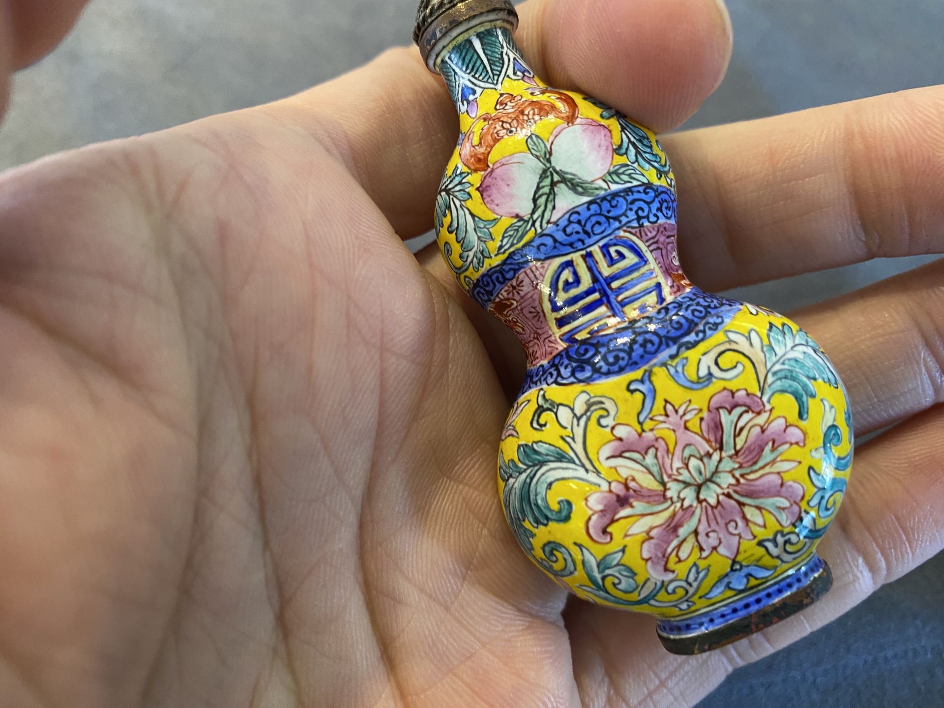 A Chinese Canton enamel snuff bottle and a pair of bone snuff bottles, 19th C. - Image 10 of 22