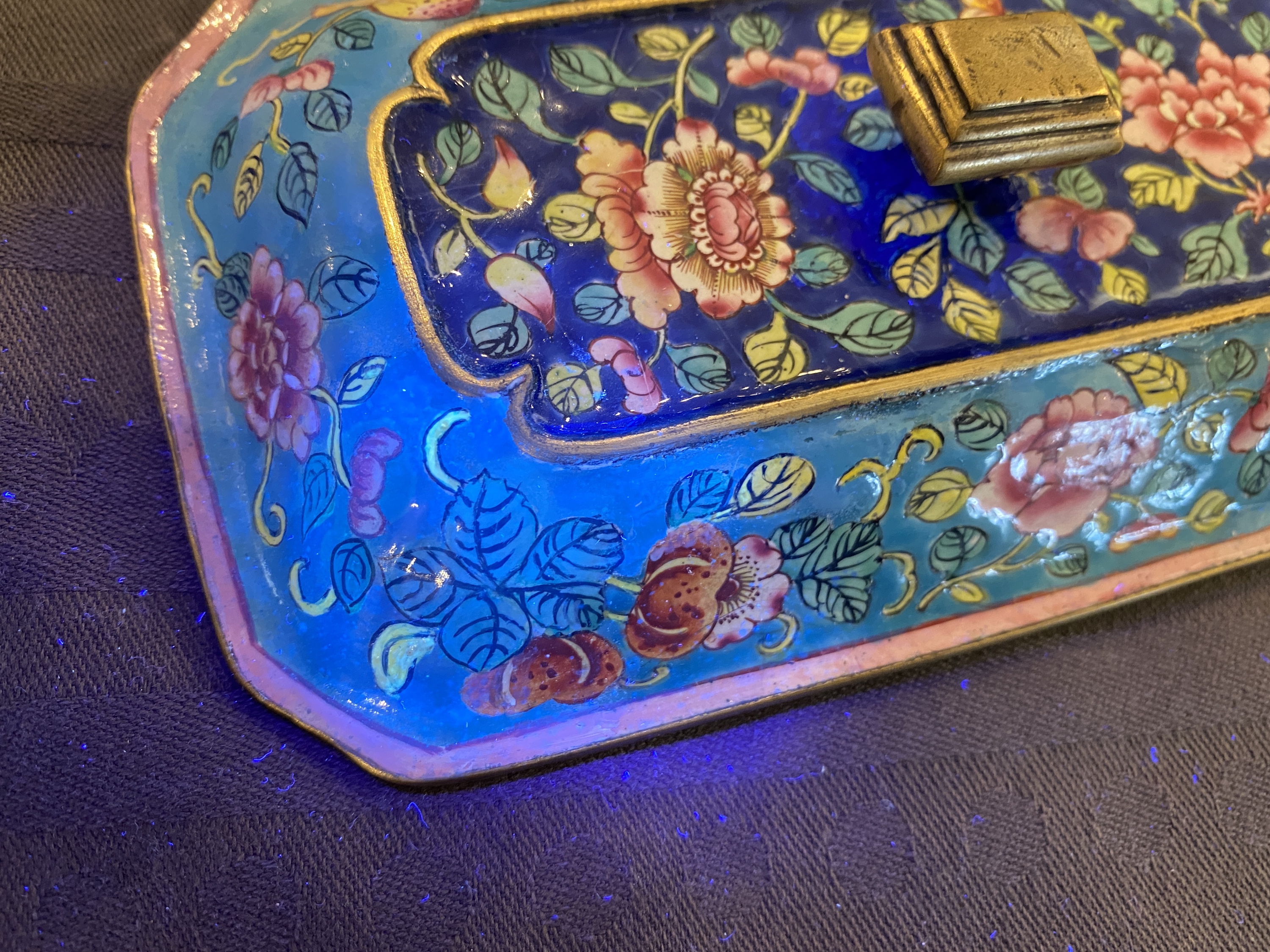 A Chinese Canton enamel covered box and interior tray for the Vietnamese market, 19th C. - Image 28 of 37