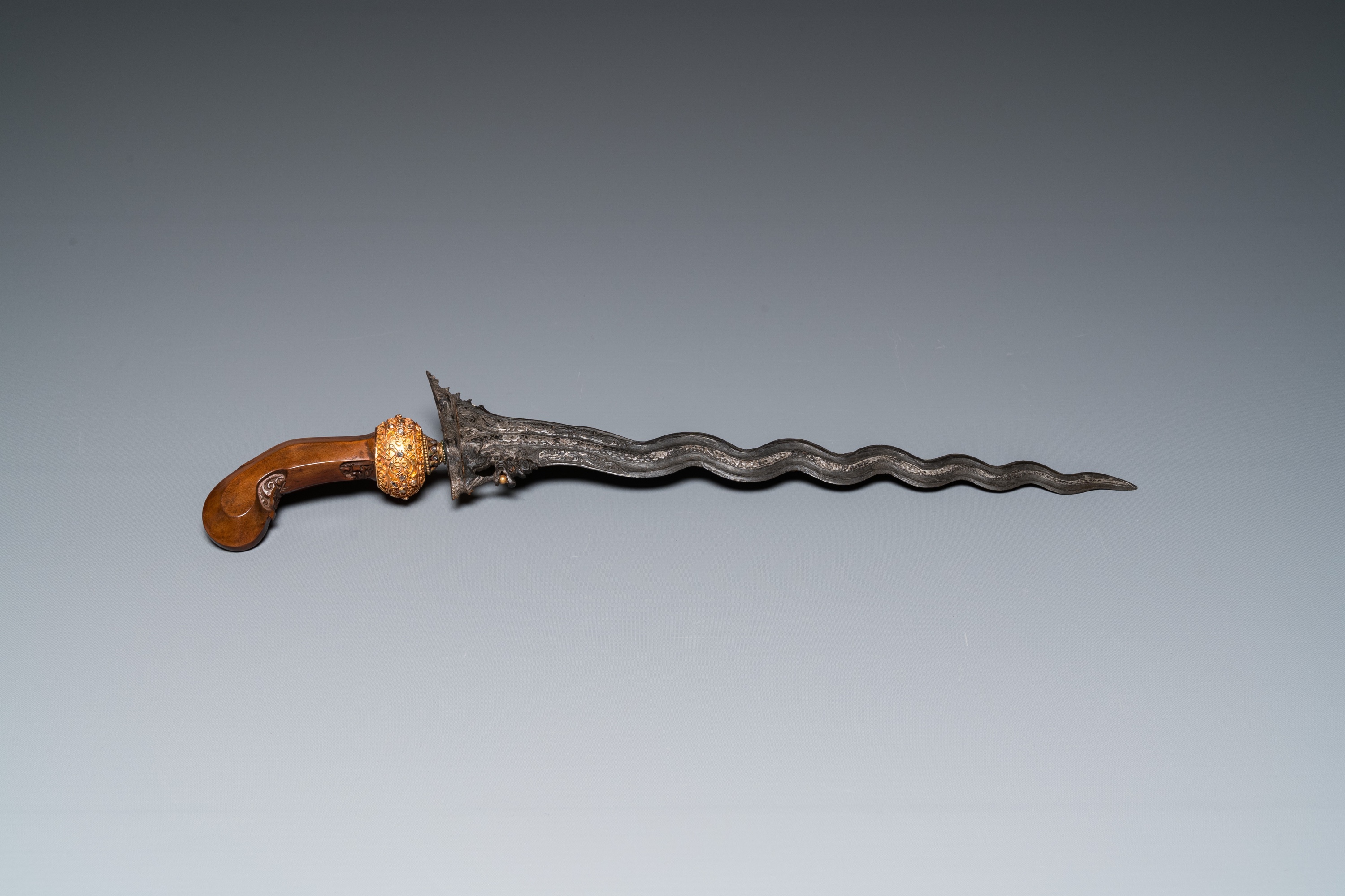 An Indonesian 'kris' or 'keris' dagger in polished Javanese wood with gold, gilt silver and precious - Image 5 of 9