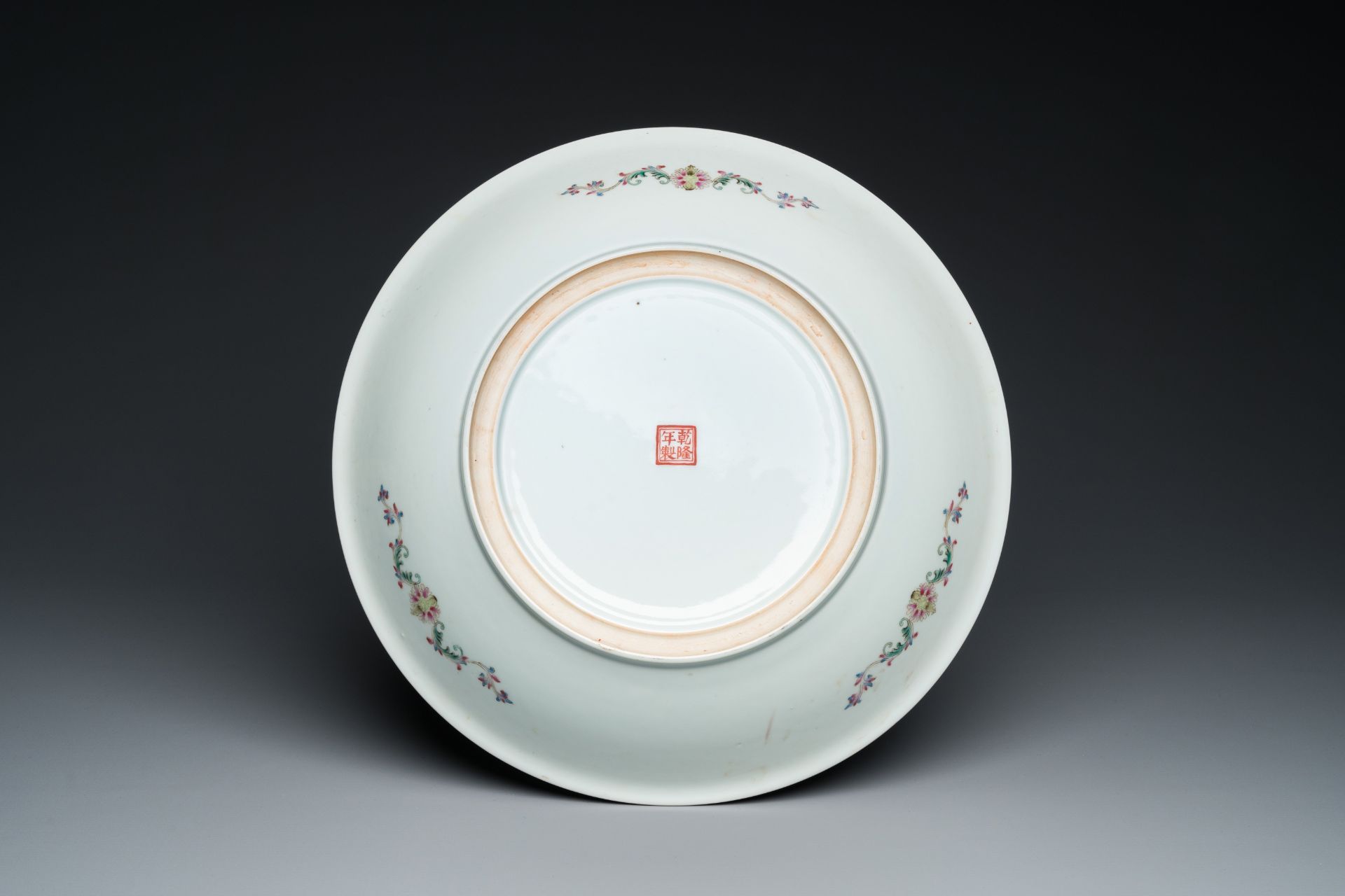 A Chinese famille rose dish with figures in a garden, Qianlong mark, Republic - Bild 2 aus 2