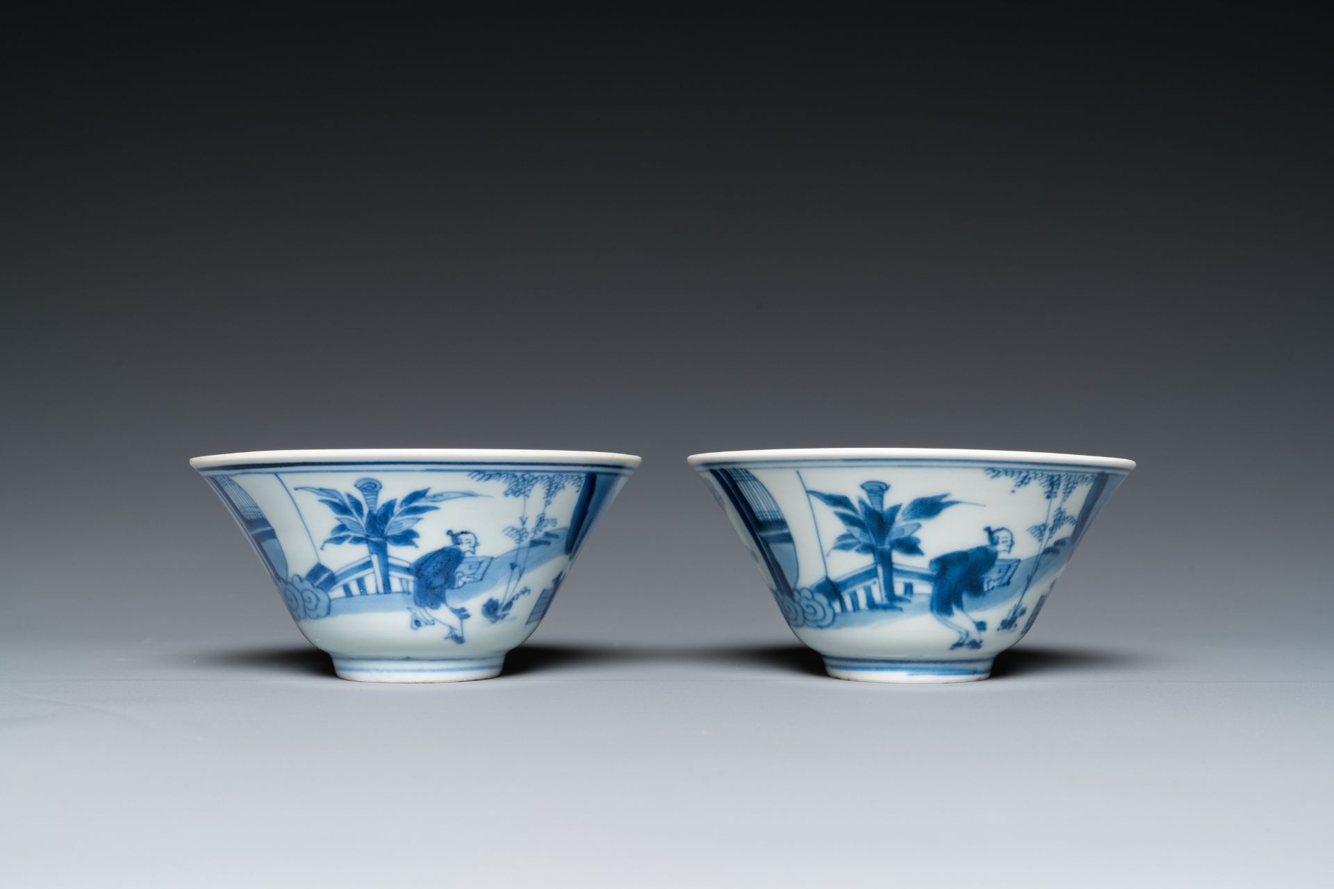 A pair of Chinese blue and white bowls, 18/19th C. - Image 3 of 7