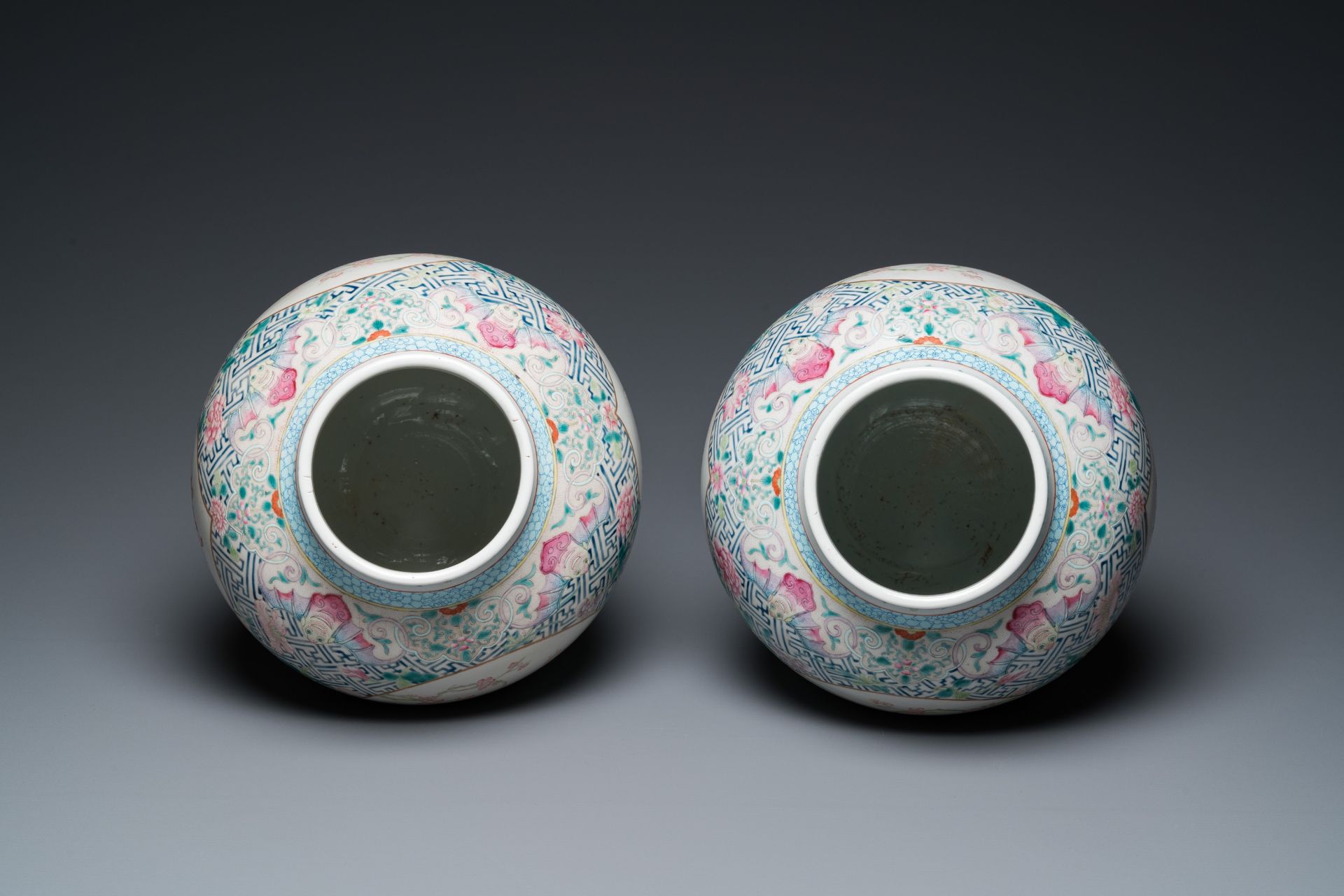 A pair of fine Chinese famille rose vases and covers, Qianlong mark, 19th C. - Bild 5 aus 45