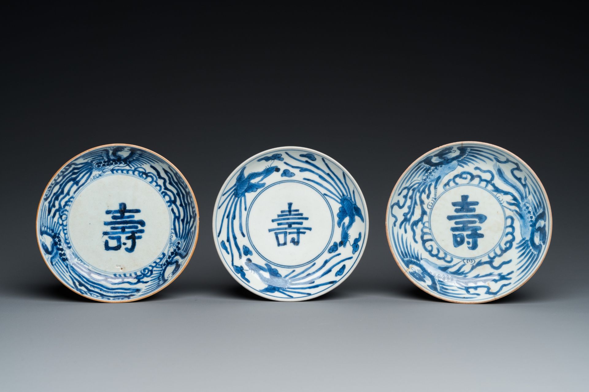 Five Chinese blue and white 'Bleu de Hue' dishes for the Vietnamese market, 19th C. - Bild 2 aus 5