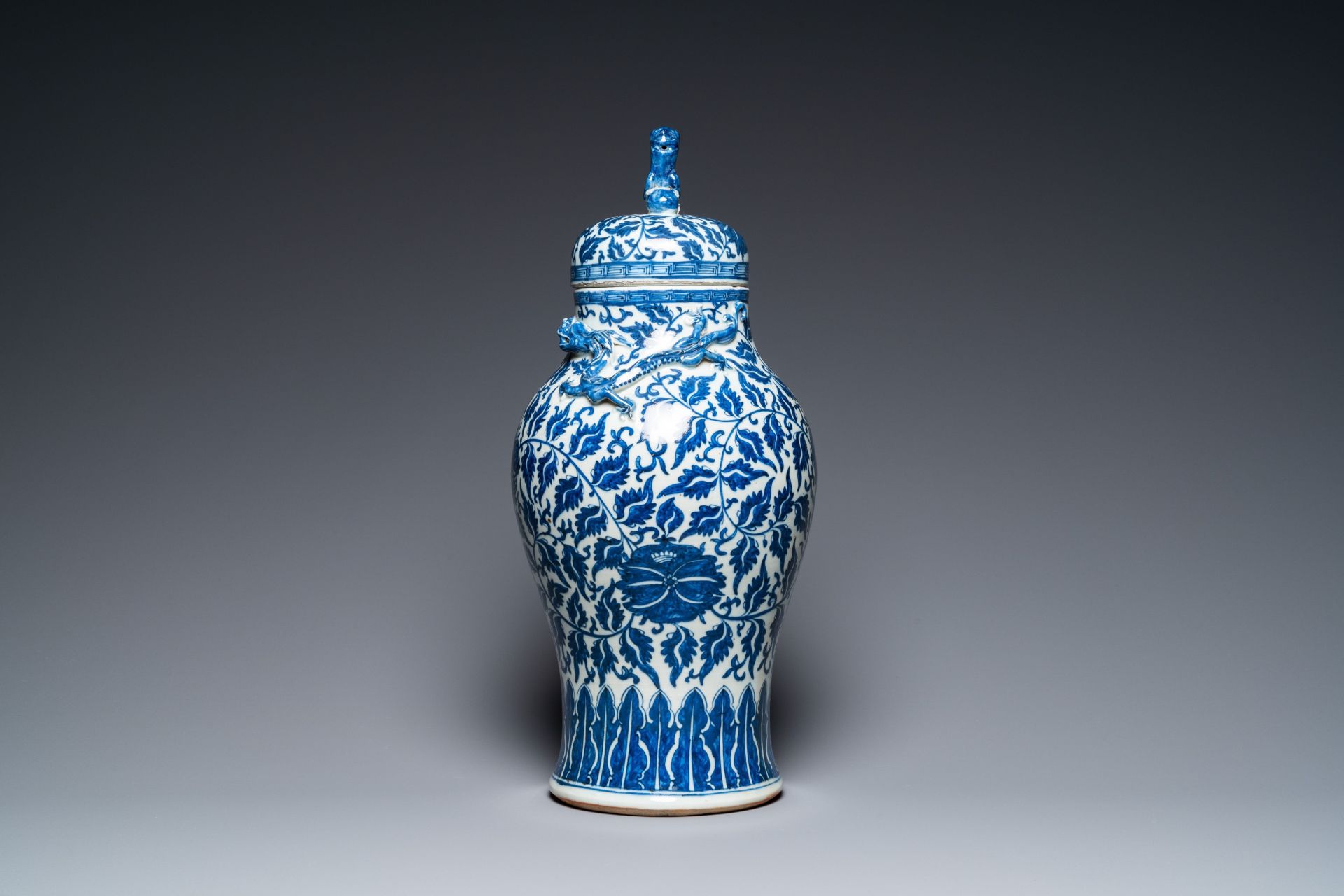 A pair of Chinese famille verte double gourd vases and a blue and white vase and cover, 19/20th C. - Image 5 of 39