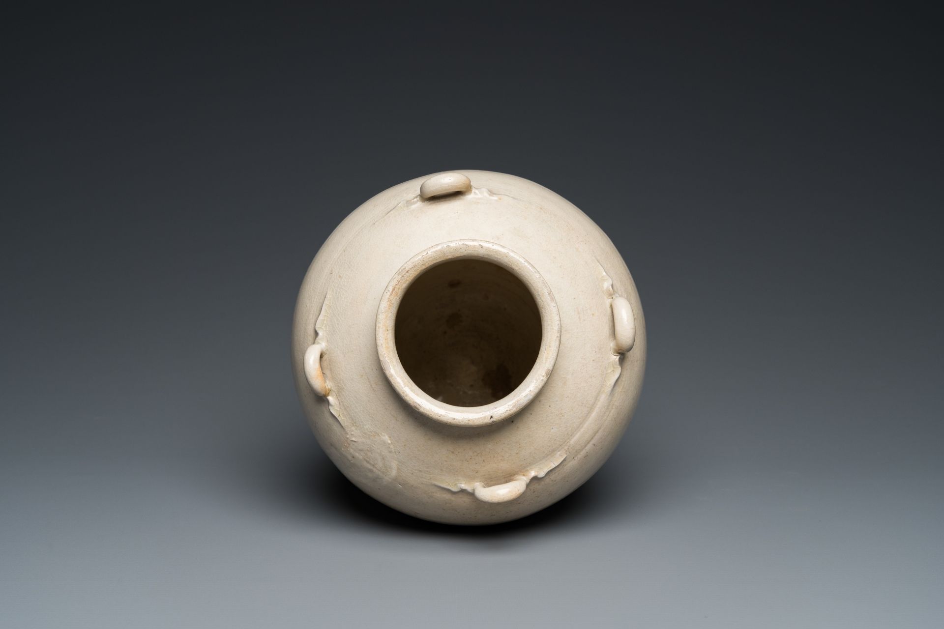 A Vietnamese white-glazed pottery vase with four ring handles, Ly, 11/13th C. - Image 5 of 6