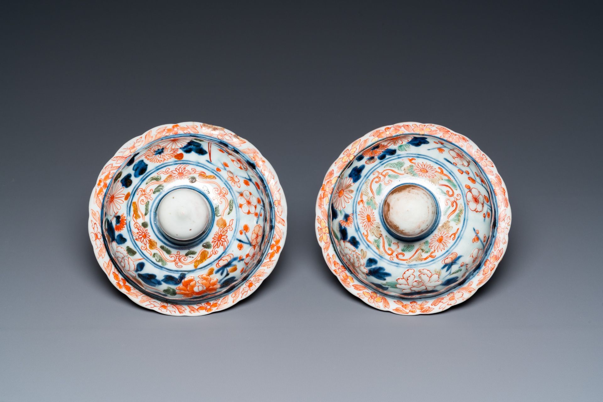 A pair of Japanese Imari vases and covers, Edo, 17/18th C. - Image 7 of 28