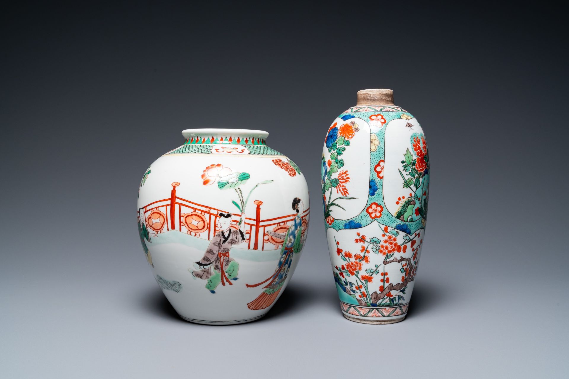 Three Chinese famille rose vases, two famille verte vases and a dish, 19/20th C. - Bild 13 aus 57