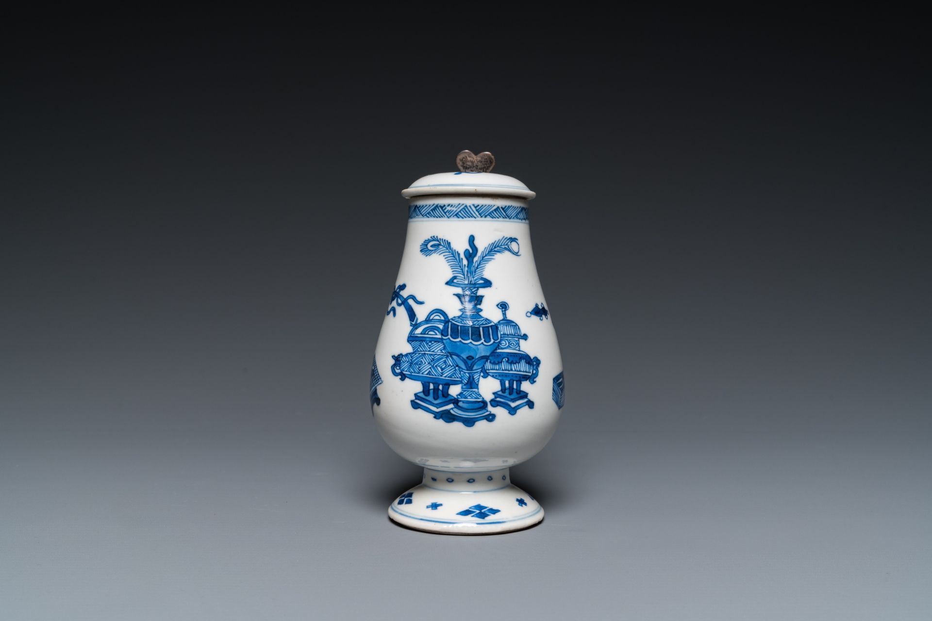 A Chinese silver-mounted blue and white mustard jar and cover, Kangxi - Bild 3 aus 8