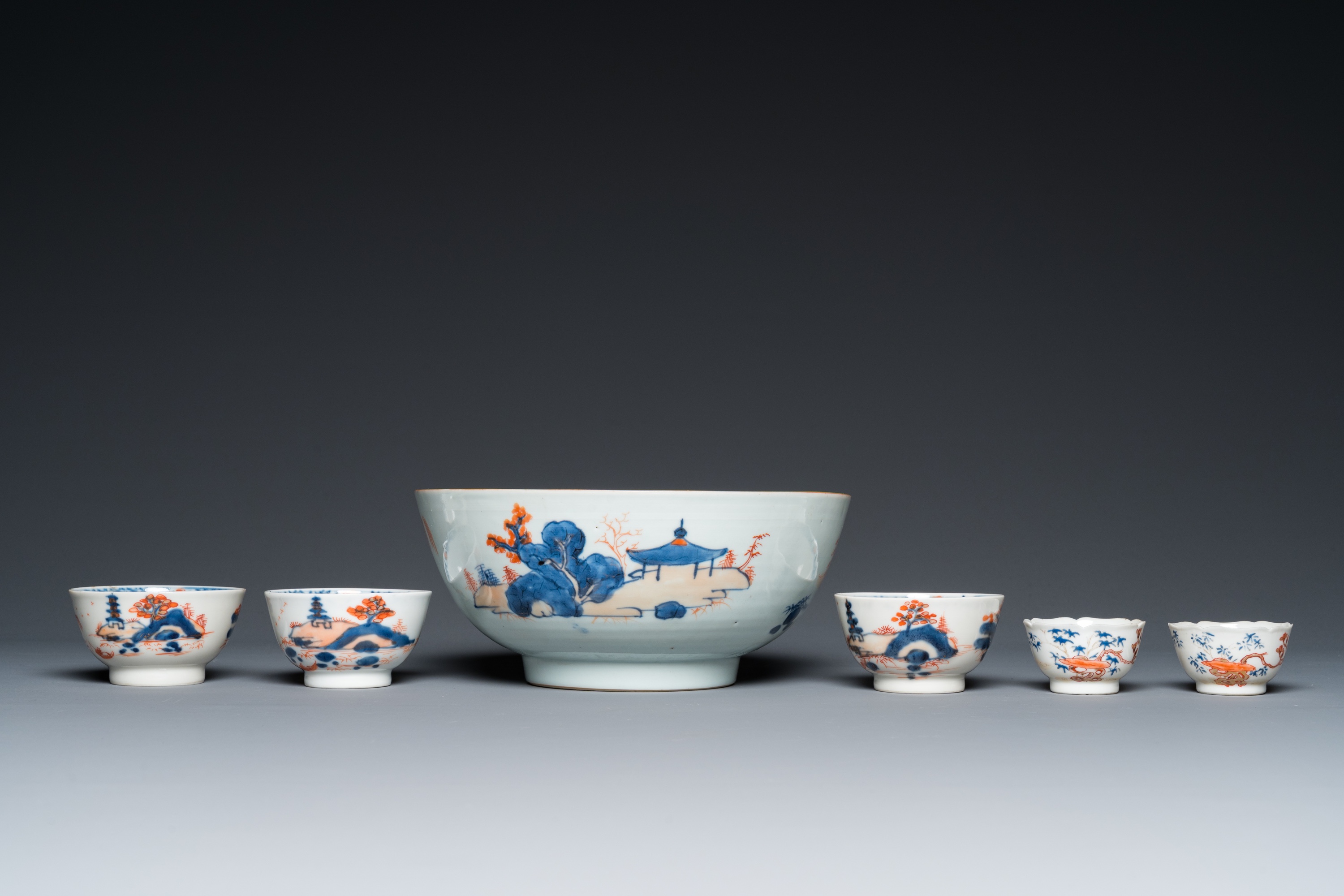 An extensive collection of mostly blue and white Chinese porcelain, Kangxi and later - Image 14 of 17