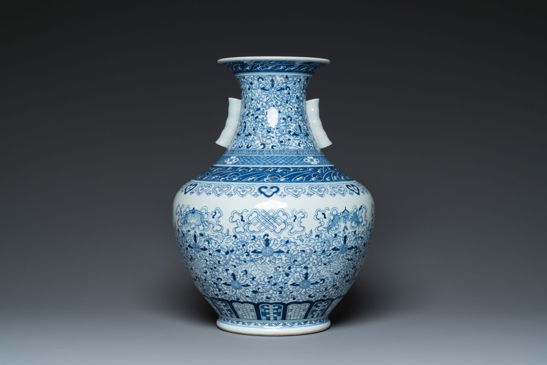 A large Chinese blue and white 'hu' vase with bajixiang design, Qianlong mark, Republic - Bild 3 aus 16