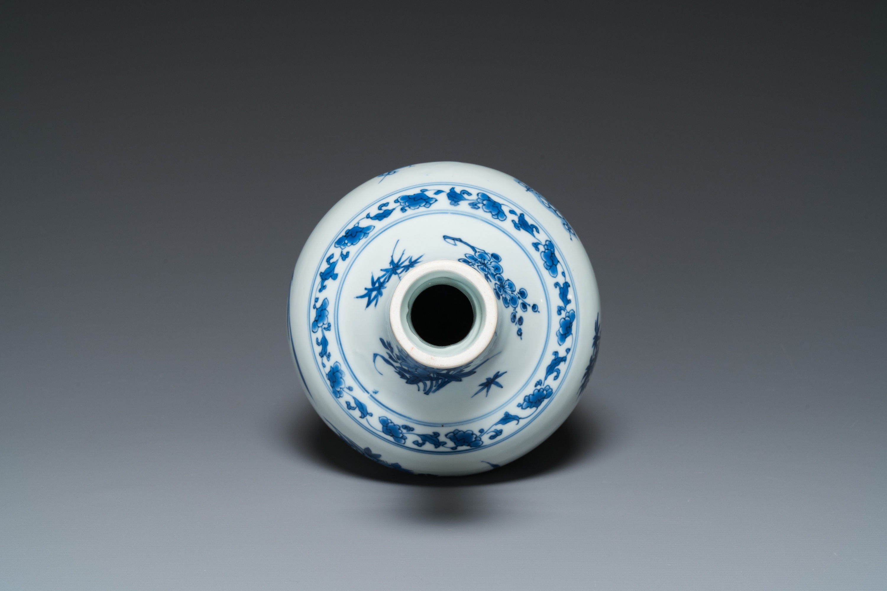 A Chinese blue and white bottle vase with birds among blossoms, Transitional period - Image 5 of 15