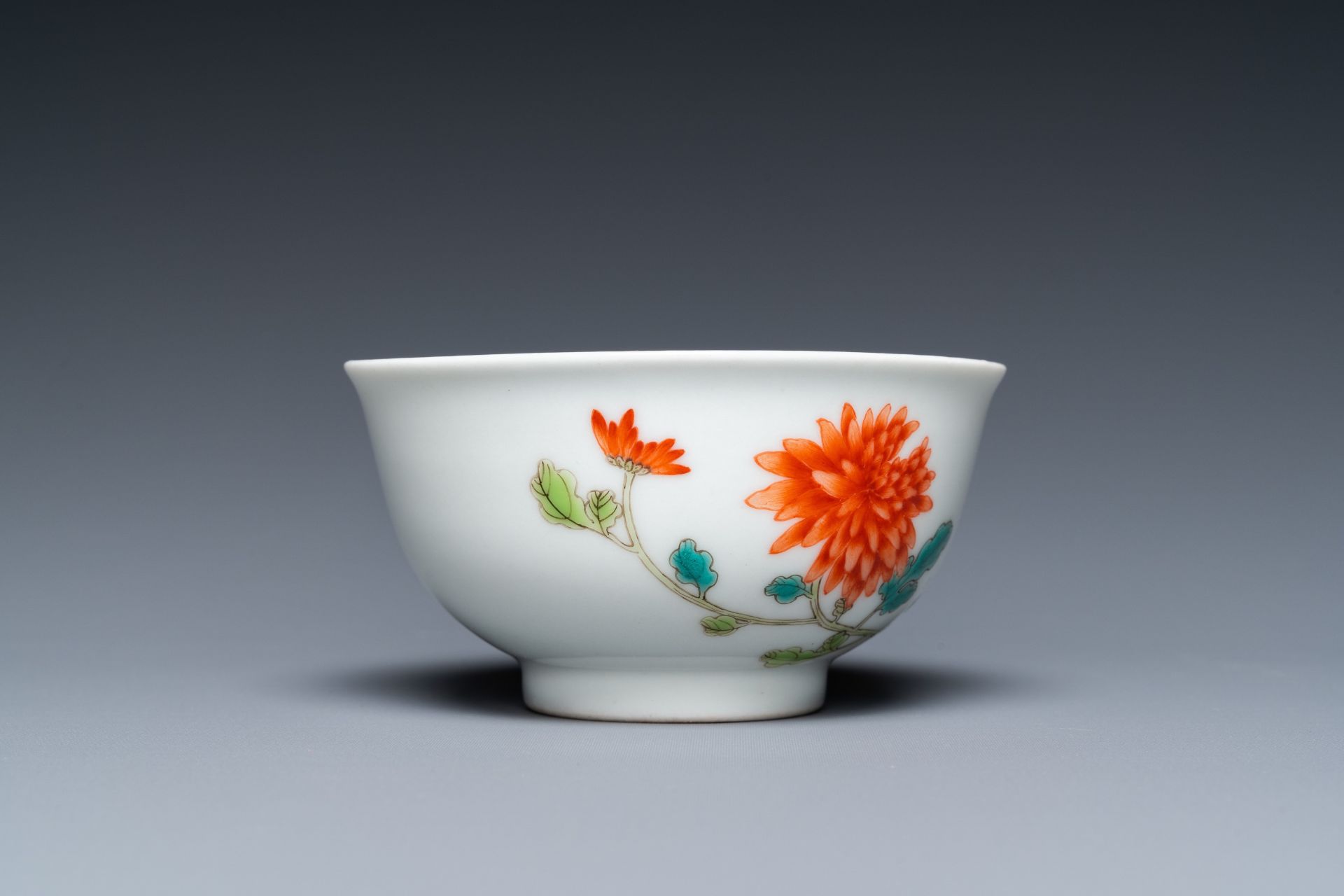 A Chinese famille rose cup with floral design, Yongzheng mark, 20th C. - Image 3 of 14
