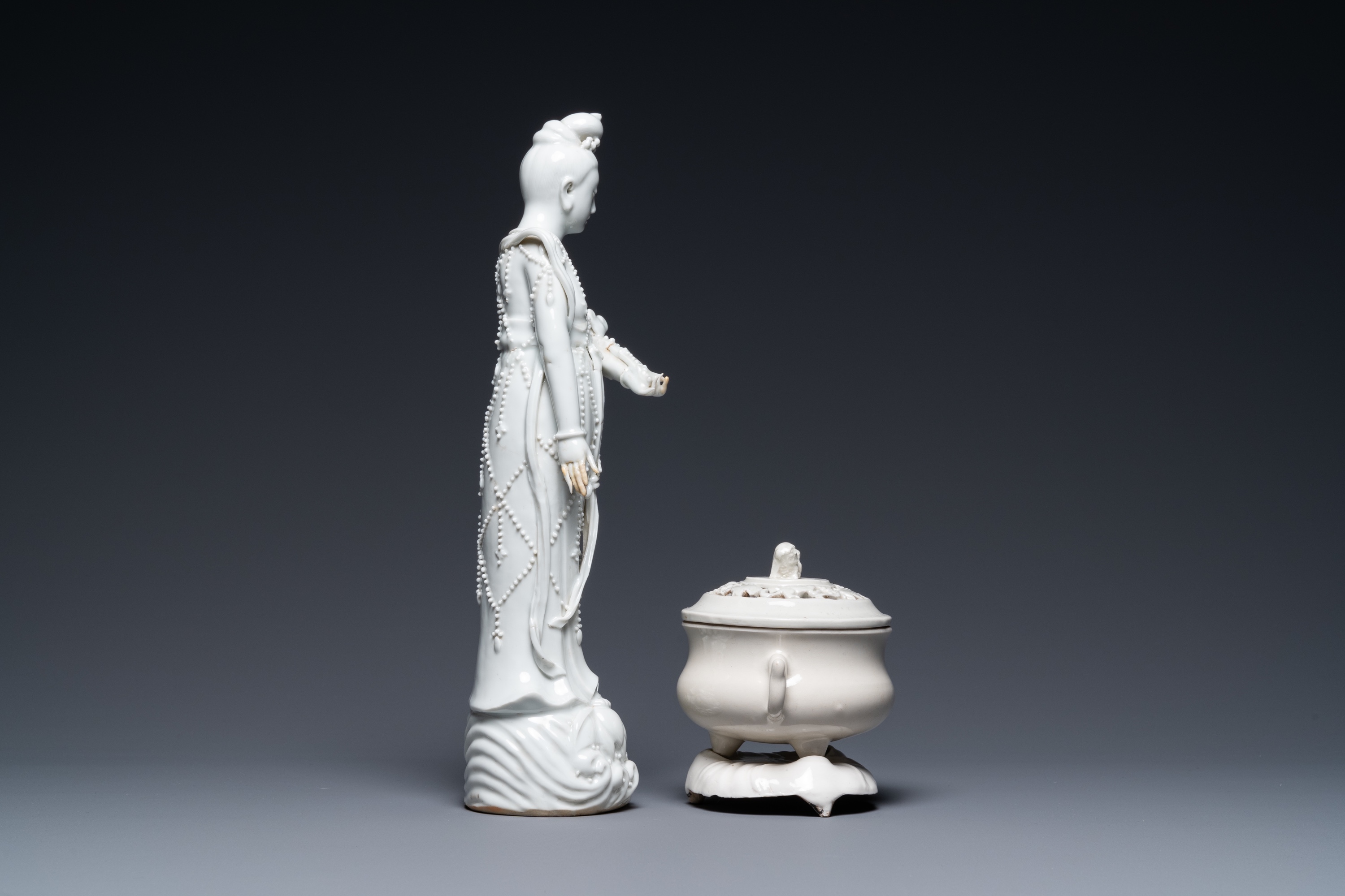 A Chinese Dehua blanc de Chine figure of Guanyin and a covered censer on stand, 18/19th C. - Image 2 of 6