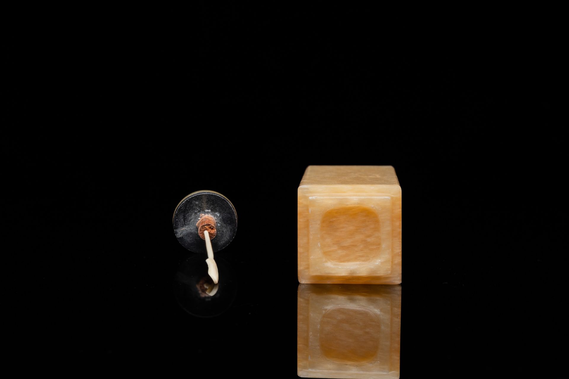 A square Chinese jellow jade snuff bottle, Qing - Image 7 of 15
