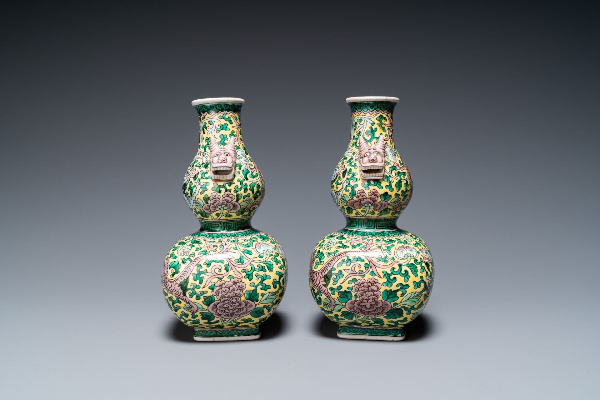 A pair of Chinese famille verte double gourd vases and a blue and white vase and cover, 19/20th C. - Image 9 of 39