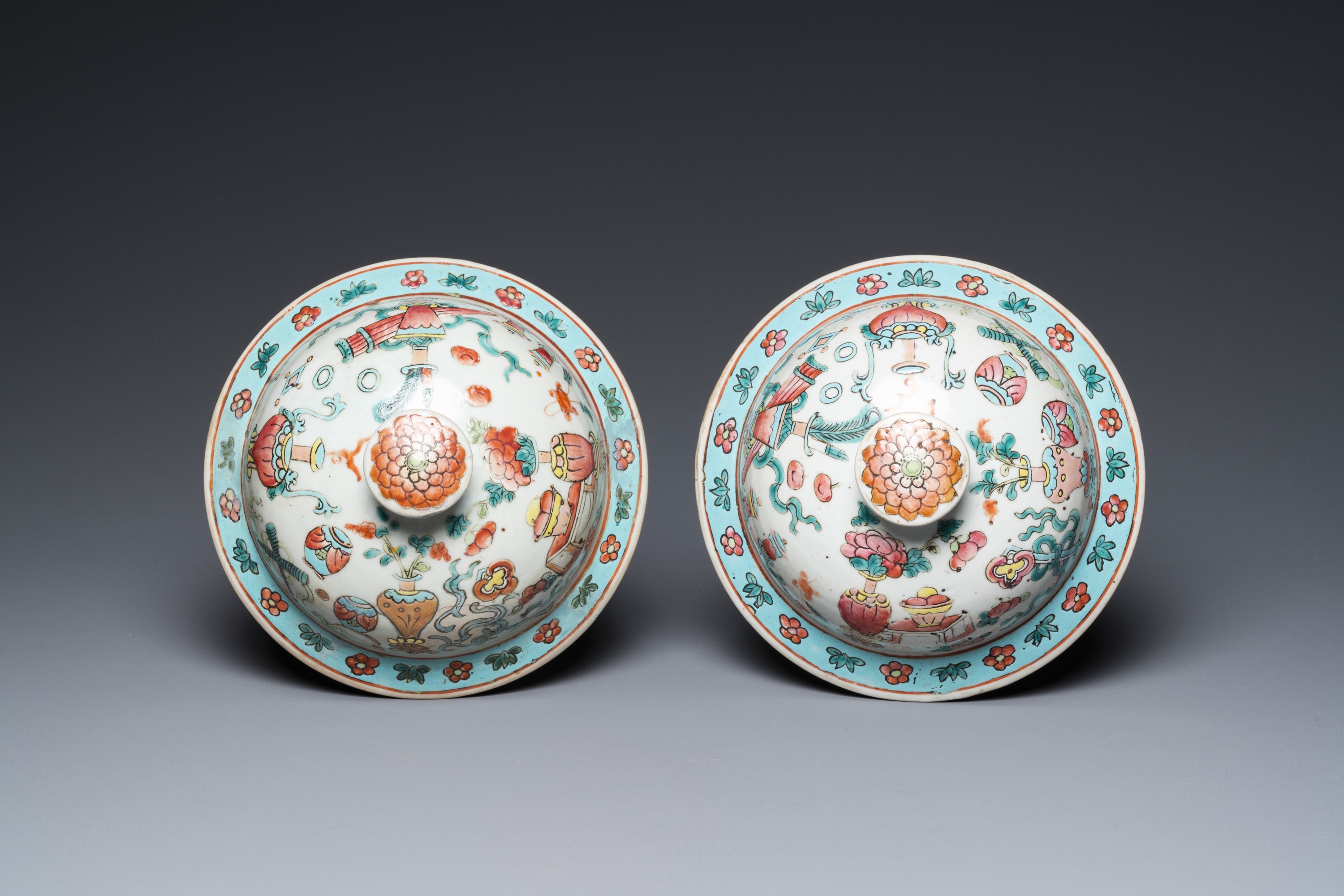 A pair of Chinese famille rose 'antiquities' vases and covers, 19th C. - Image 7 of 8