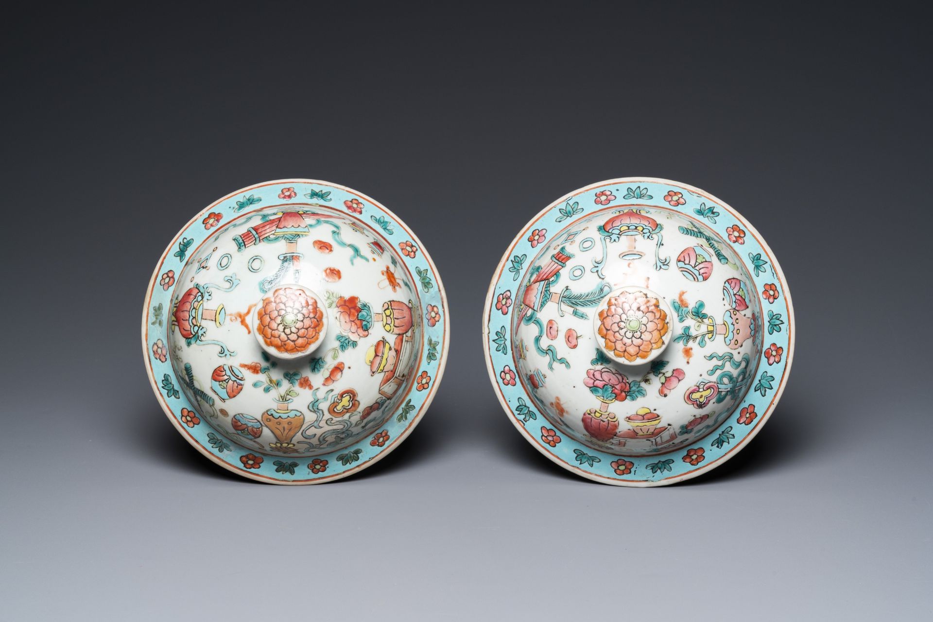 A pair of Chinese famille rose 'antiquities' vases and covers, 19th C. - Bild 7 aus 8