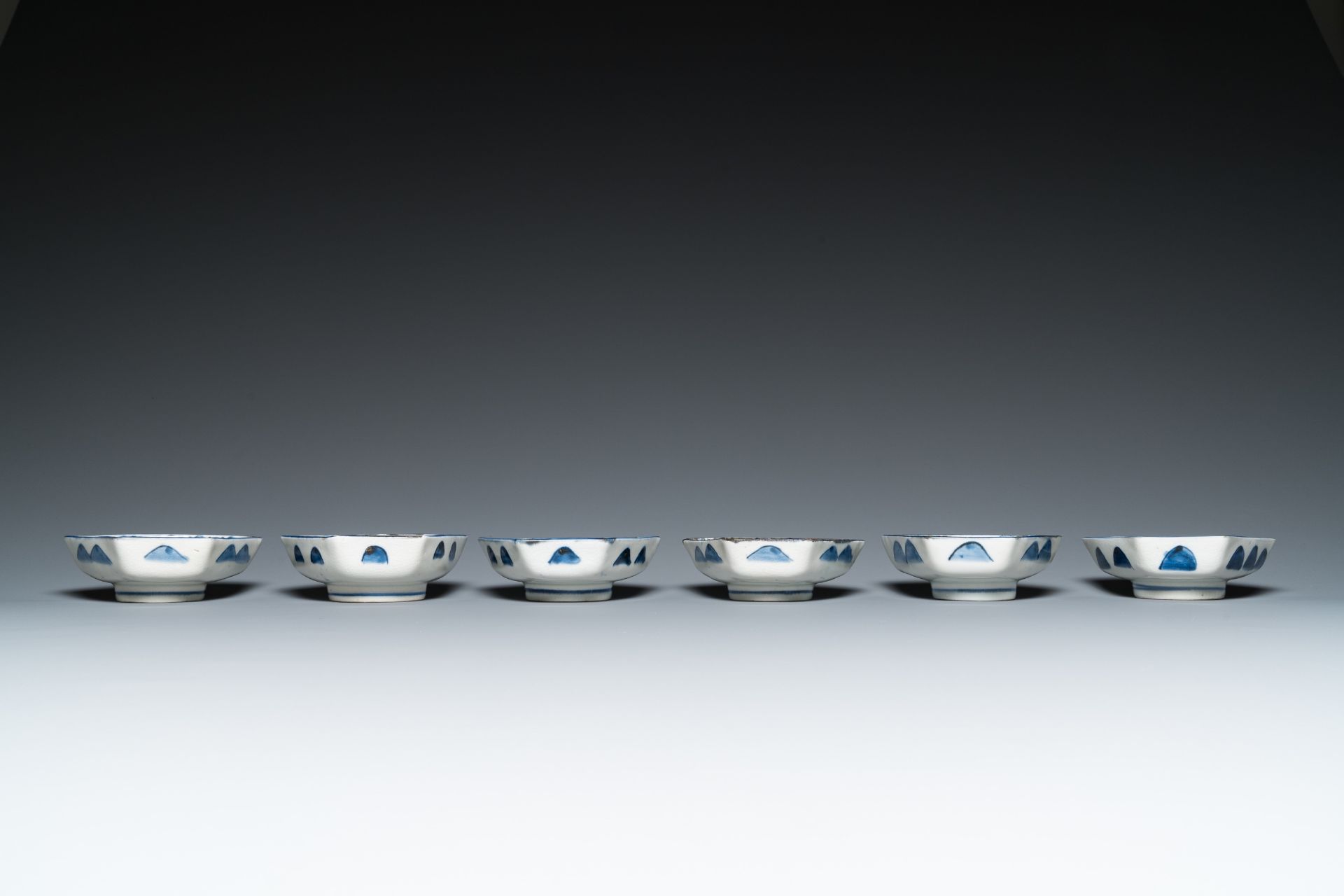 A blue and white Japanese Arita nine-piece sweetmeat set in its original lacquer box, Edo, 17/18th C - Image 8 of 14