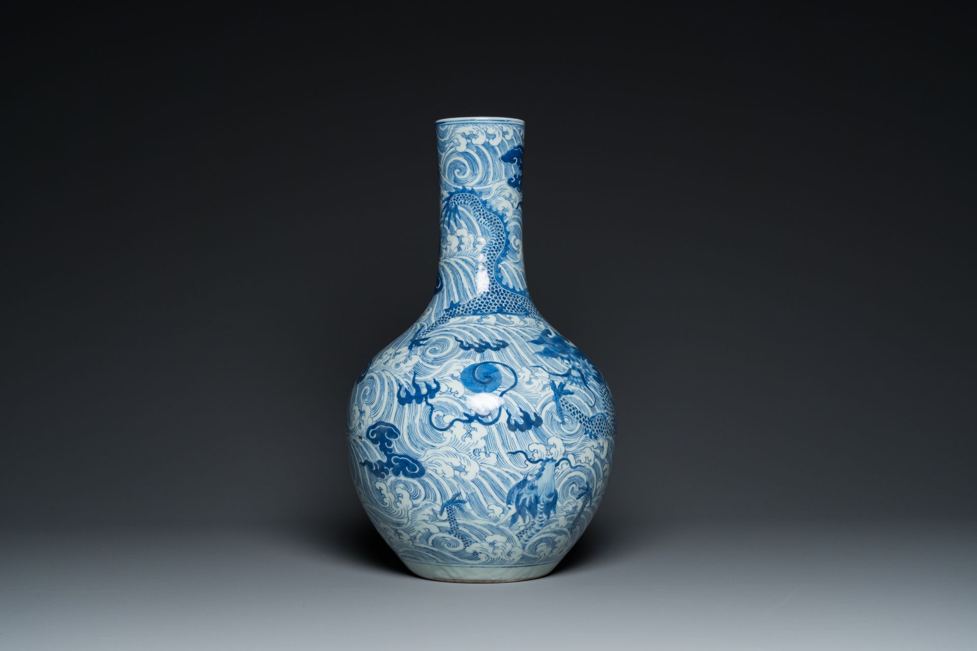 A Chinese blue and white 'dragons' bottle vase, 19th C. - Image 5 of 7