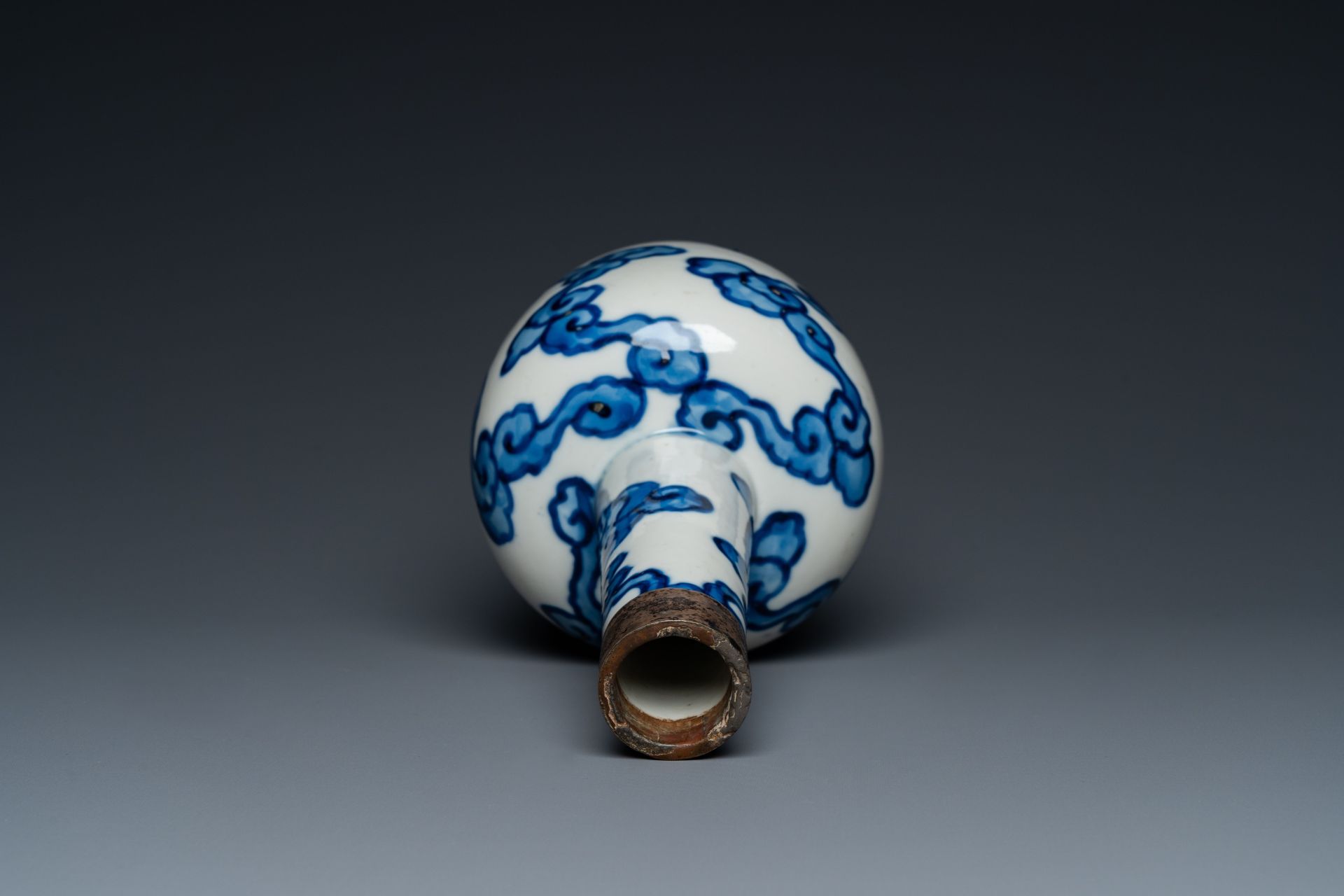 A Chinese blue and white 'Bleu de Hue' vase for the Vietnamese market, Tho mark, 18/19th C. - Image 6 of 18