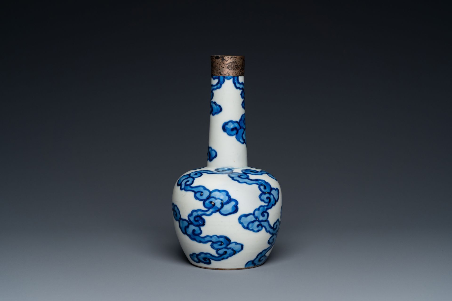 A Chinese blue and white 'Bleu de Hue' vase for the Vietnamese market, Tho mark, 18/19th C. - Image 4 of 18