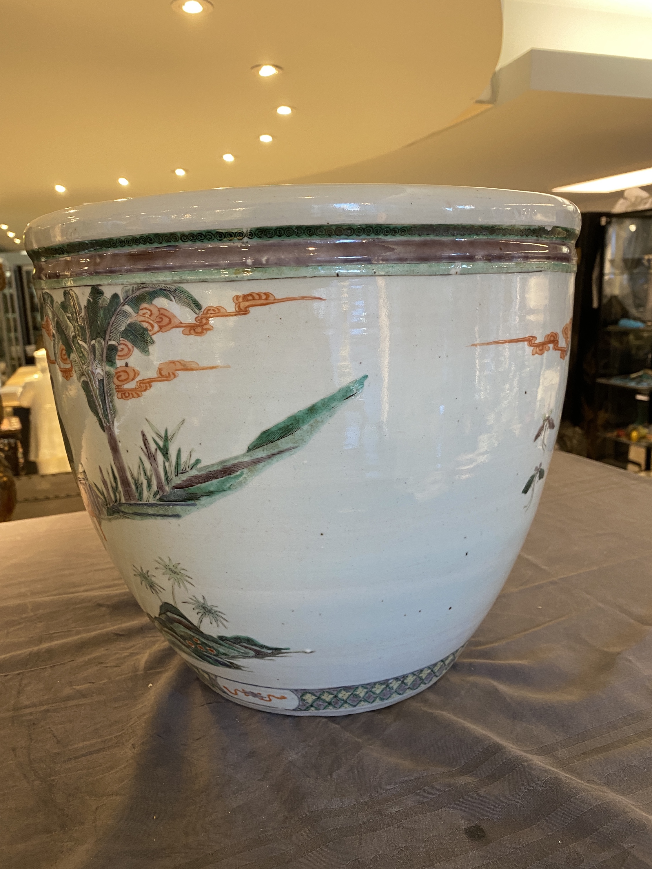 A Chinese famille verte fish bowl with female musicians in a garden, 19th C. - Image 8 of 19