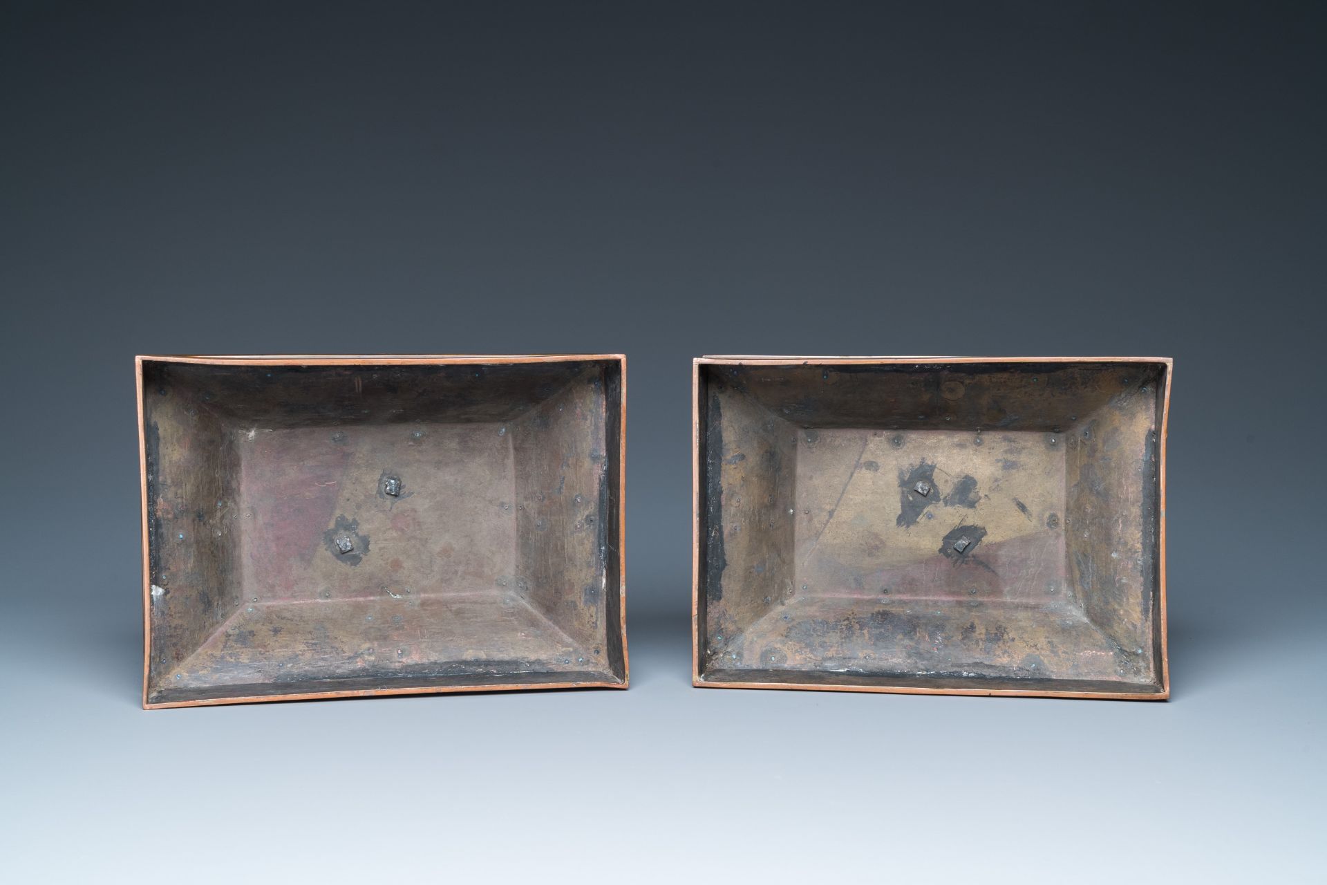 A pair of large Chinese cloisonnŽ 'fangding' censers and covers on wooden stands, 19th C. - Image 11 of 11