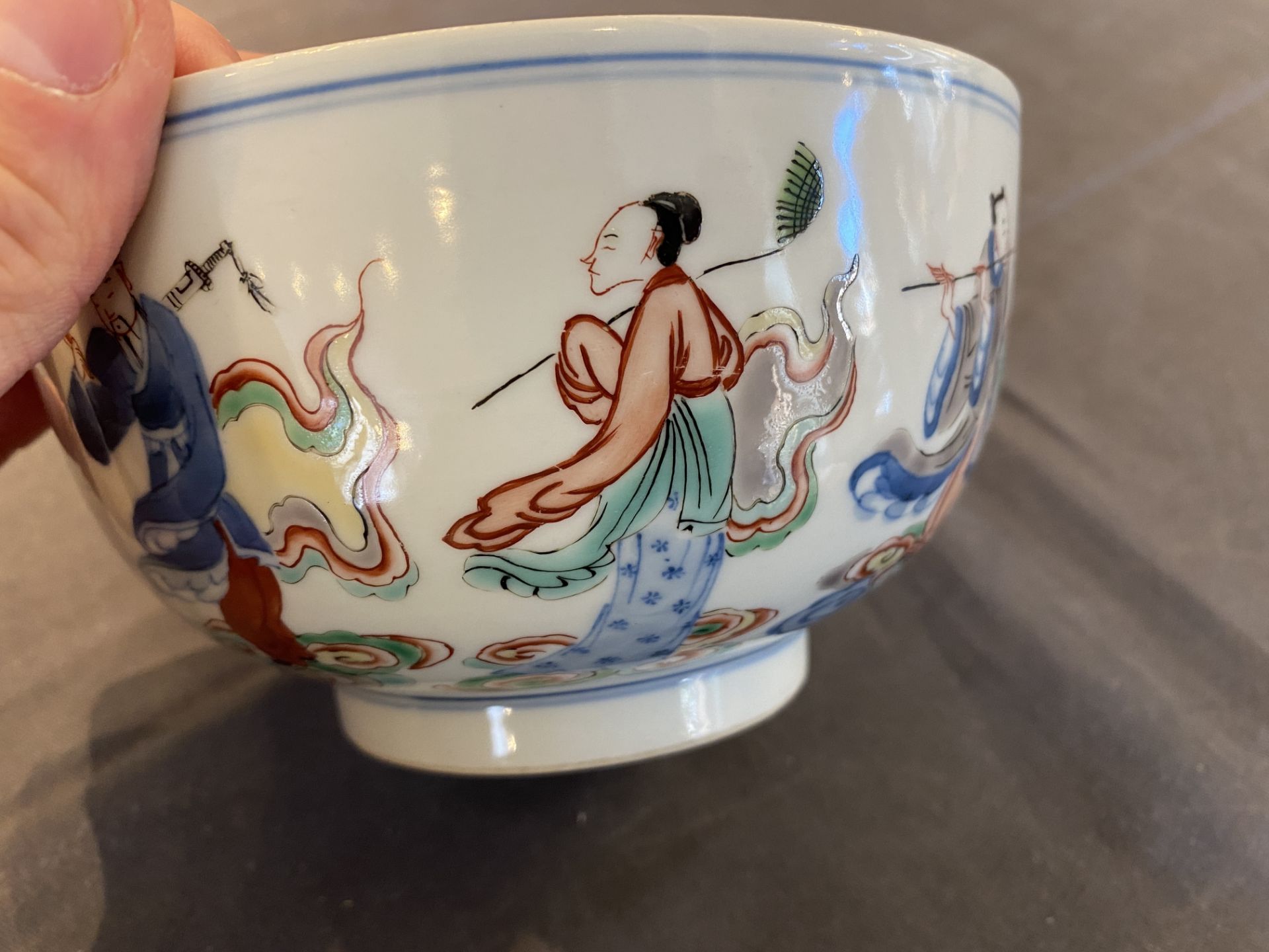 A Chinese famille verte 'immortals' bowl, Chenghua mark, 19/20th C. - Image 12 of 17