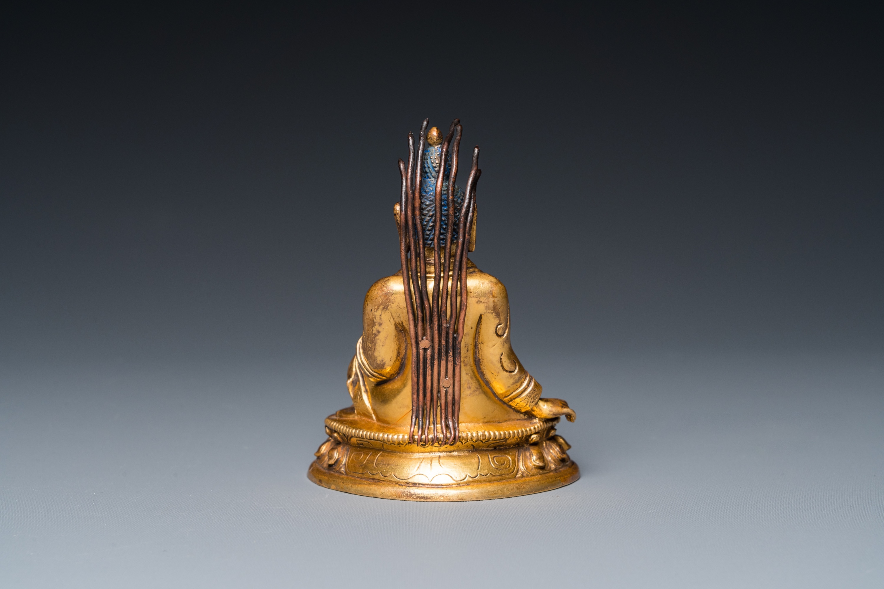 A small Sino-Tibetan gilt bronze Buddha, 19th C. - Image 4 of 20