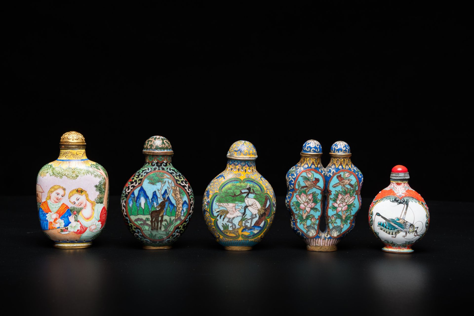 Eleven Chinese Canton enamel, cloisonnŽ, silver and other metal snuff bottles, 19/20th C. - Image 2 of 13